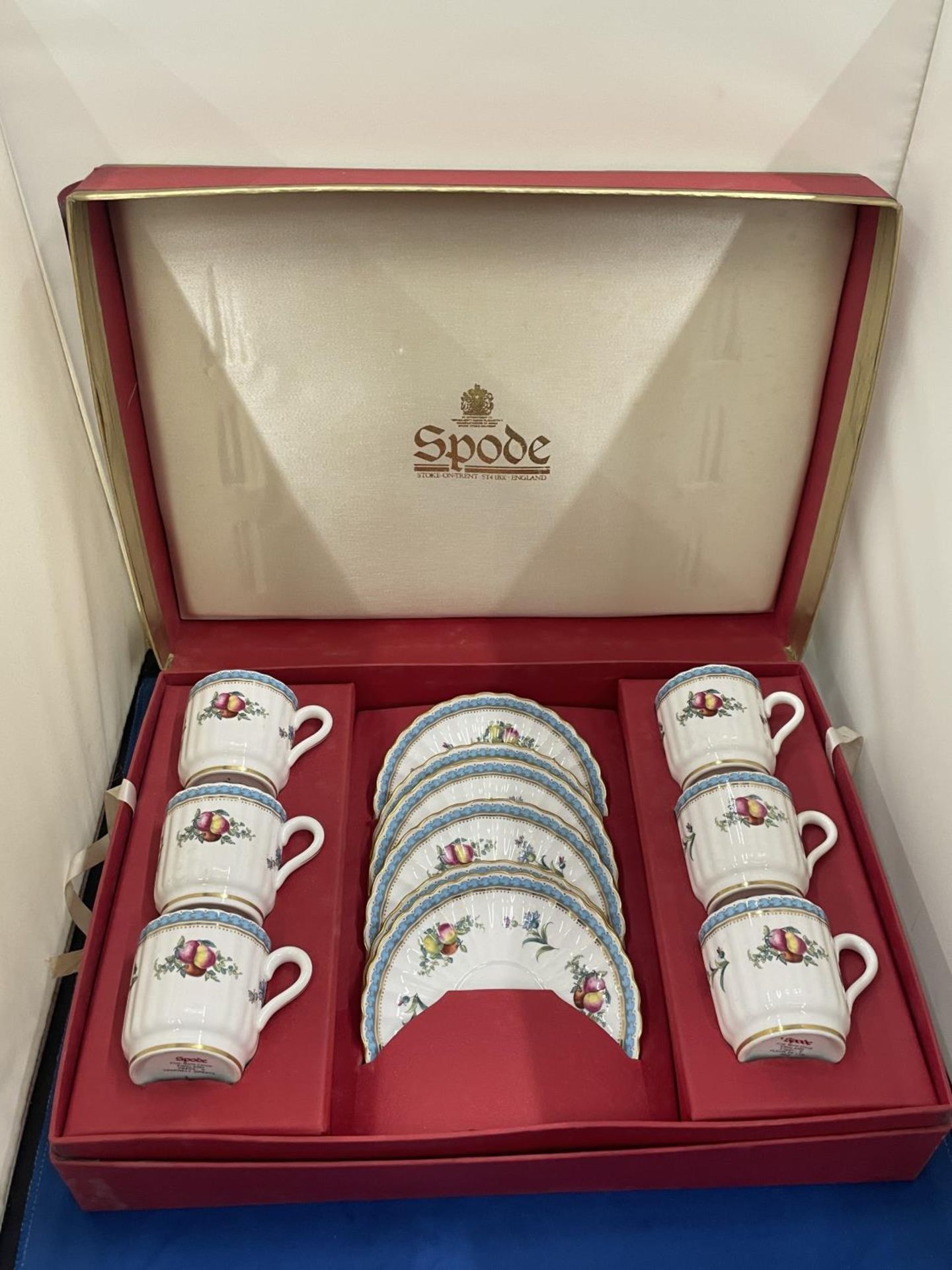 A SET OF SIX SPODE CUPS AND SAUCERS FLEUR DE LYS RED IN A PRESENTATION BOX - Image 2 of 8