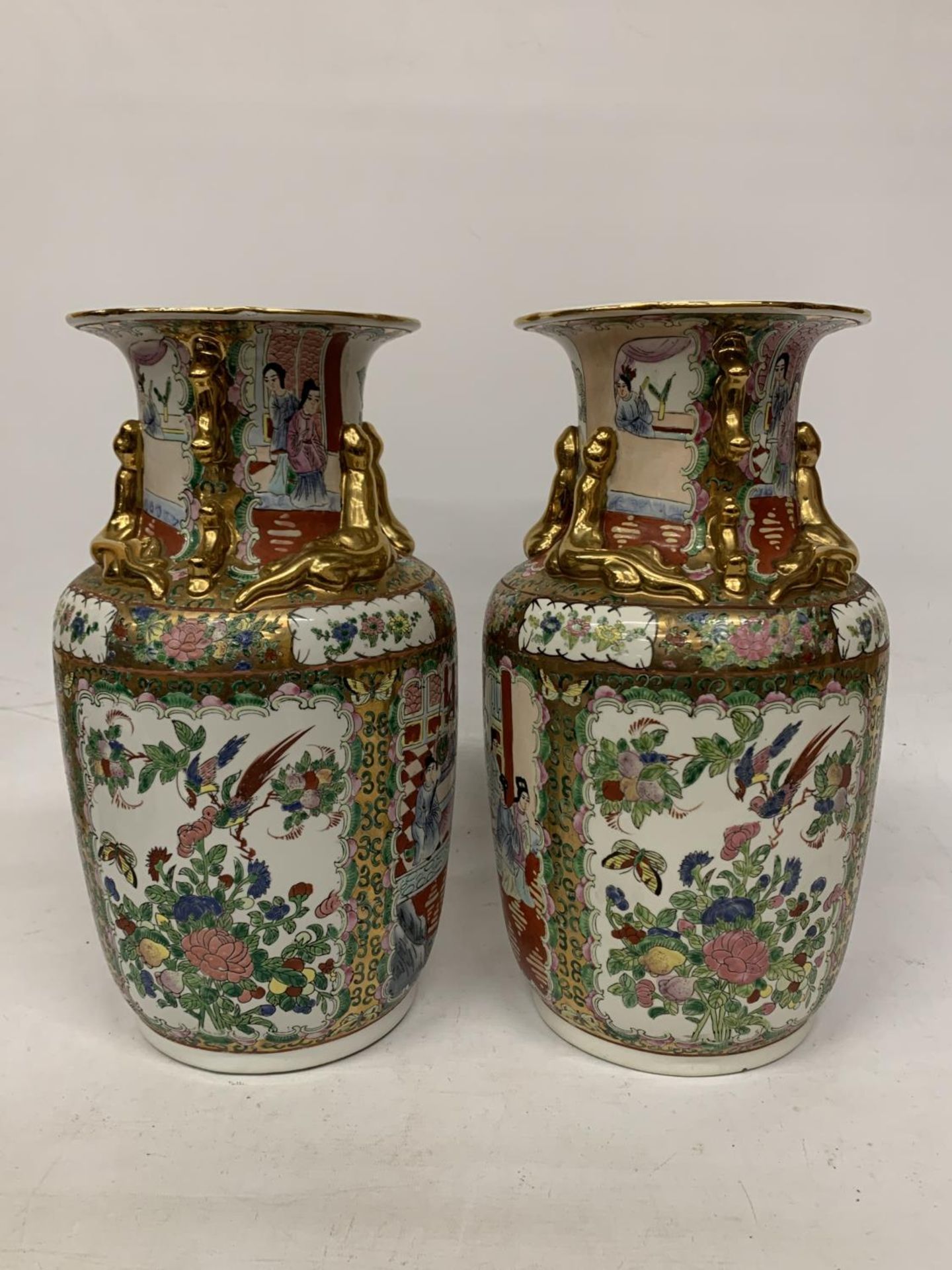 A LARGE PAIR OF CHINESE FAMIILLE ROSE VASES WITH LIZARD MOULDED NECK AND LION HANDLES - 39 CM - Image 2 of 4