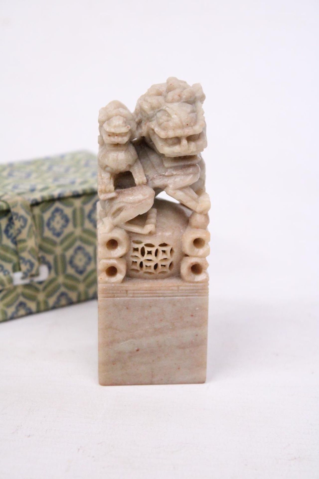 A CHINESE HAND CARVED SOAPSTONE FOO DOG SEAL - Image 2 of 6