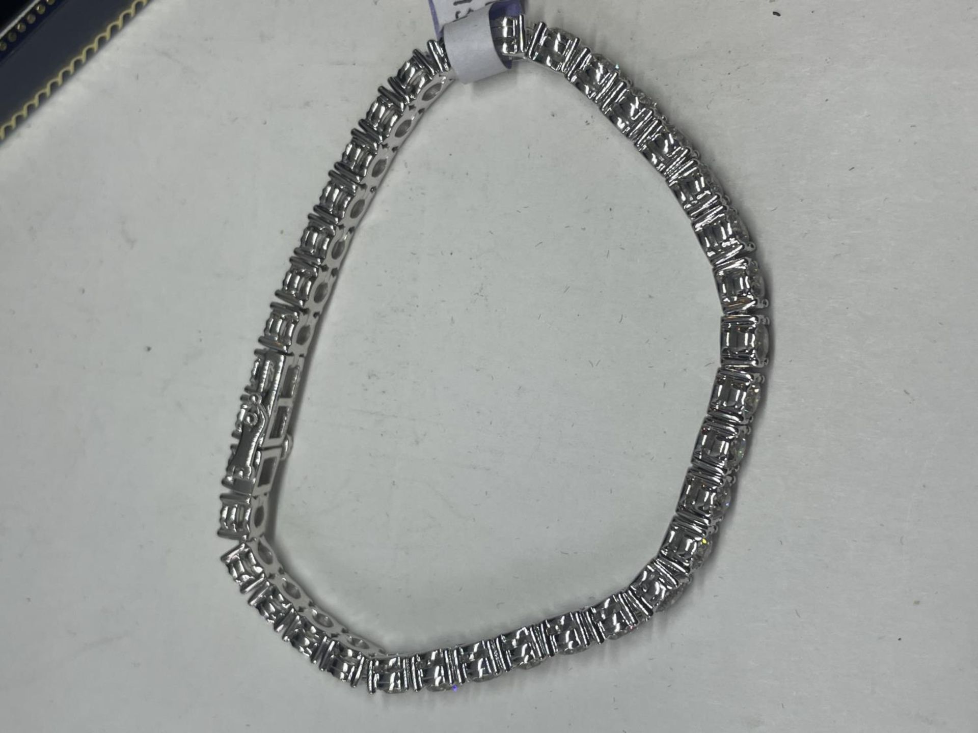 A NEW 9 CARAT WHITE GOLD BRACELET, SET WITH BRILLIANT CUT DIAMONDS - TOTAL DIAMOND WEIGHT 11.10 - Image 5 of 6