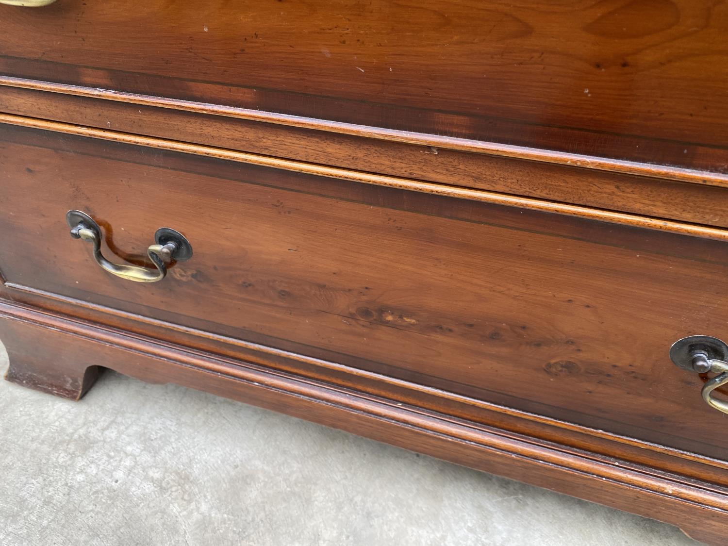 A YEW WOOD AND CROSSBANDED CHEST OF THREE DRAWERS, 30" WIDE - Image 4 of 4