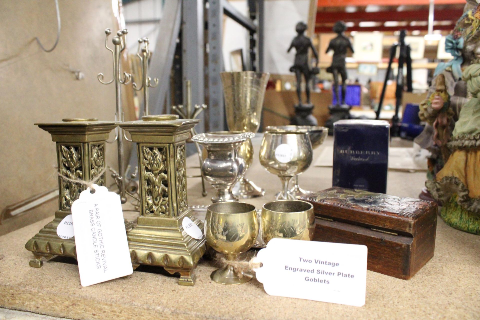 A MIXED LOT OF ITEMS TO INCLUDE TWO VINTAGE ENGRAVED SILVER PLATE GOBLETS, A PAIR OF GOTHIC - Image 2 of 5