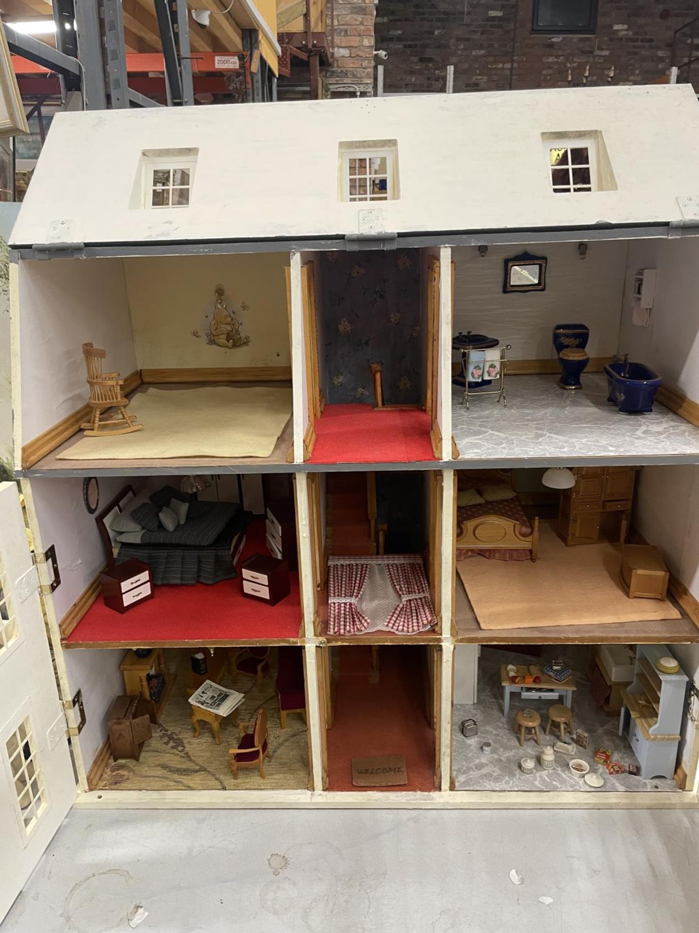 A VINTAGE THREE STOREY DOLLS HOUSE WITH FURNITURE AND LIGHTS - Image 3 of 12