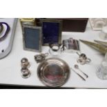A QUANTITY OF SILVER PLATED ITEMS TO INCLUDE A CALLING CARD TRAY, MUSTARD POT AND SPOON, A SALT,