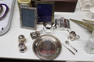 A QUANTITY OF SILVER PLATED ITEMS TO INCLUDE A CALLING CARD TRAY, MUSTARD POT AND SPOON, A SALT,