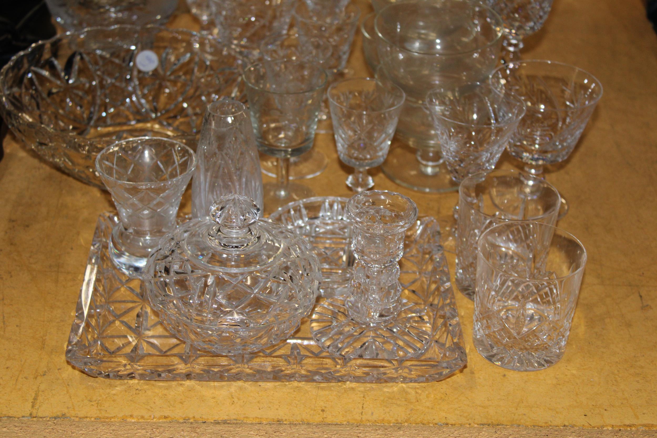 A LARGE QUANTITY OF GLASSWARE TO INCLUDE BOWLS, DECANTERS, A DRESSING TABLE SET, WINE GLASSES, - Image 2 of 5