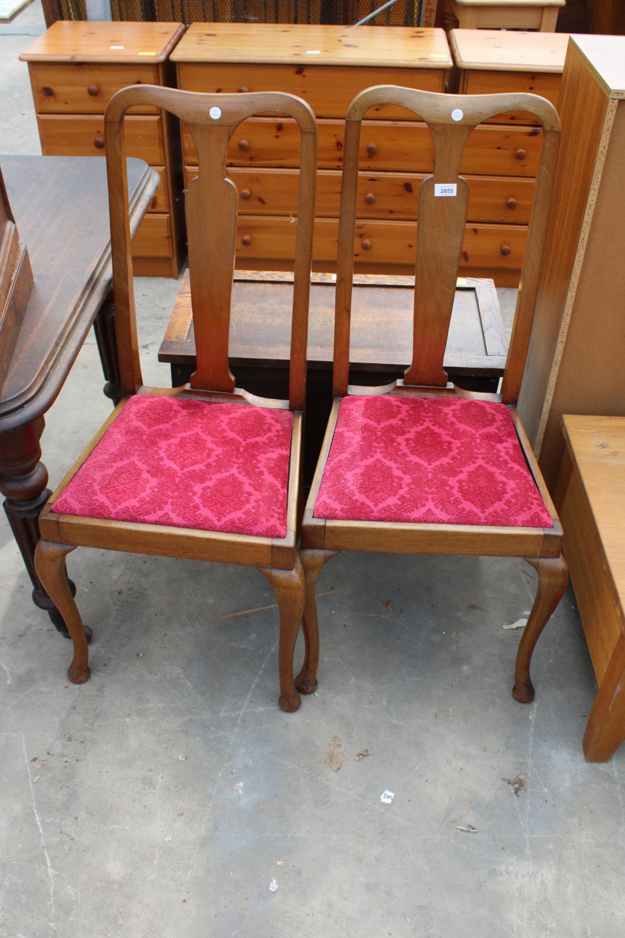 A PAIR OF MID 20TH CENTURY QUEEN ANNE STYLE DINING CHAIRS