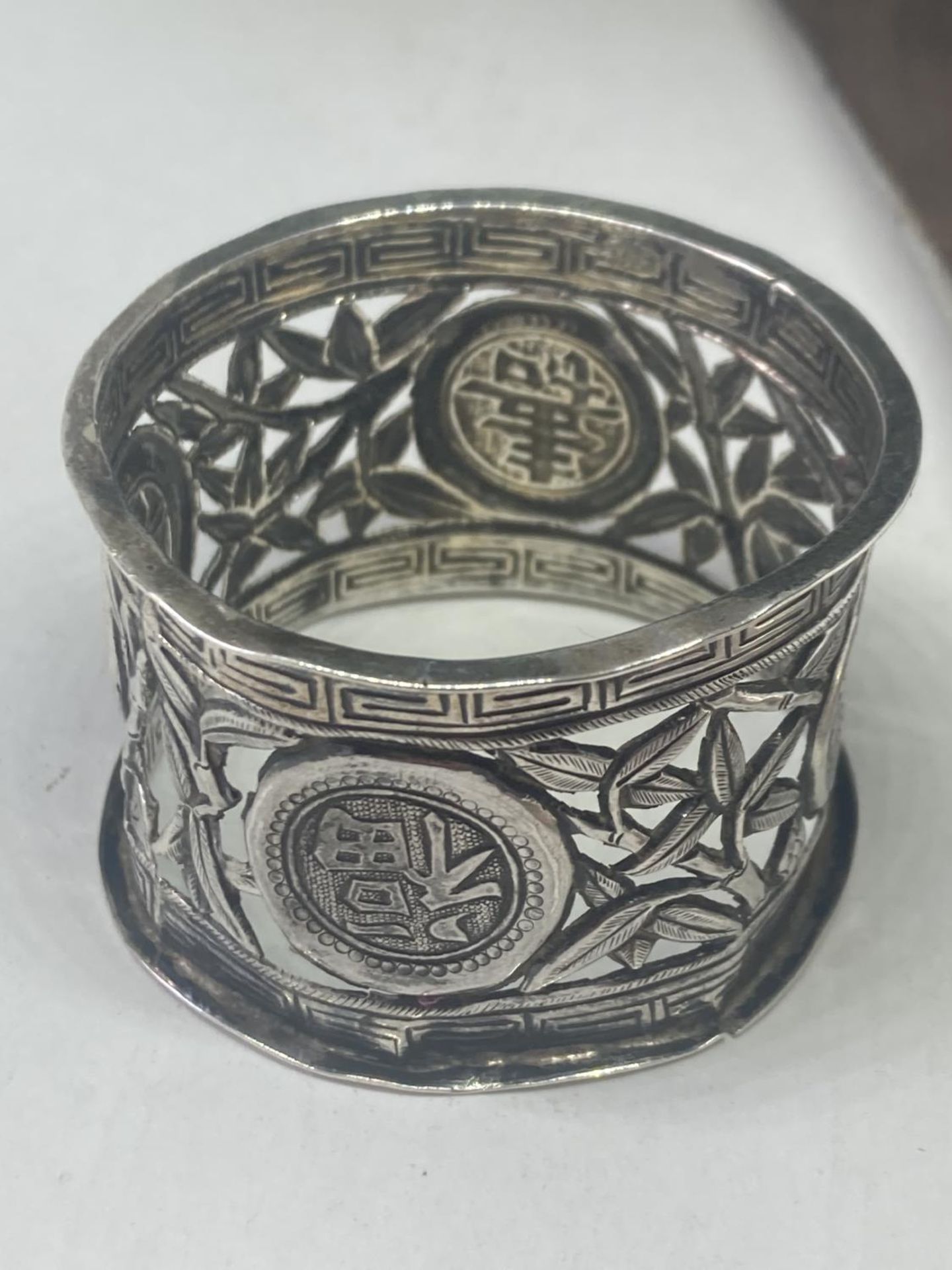 A HALLMARKED BIRMINGHAM SILVER HANDLED SHOE HORN AND AN ORIENTAL SILVER NAPKIN RING - Image 3 of 8