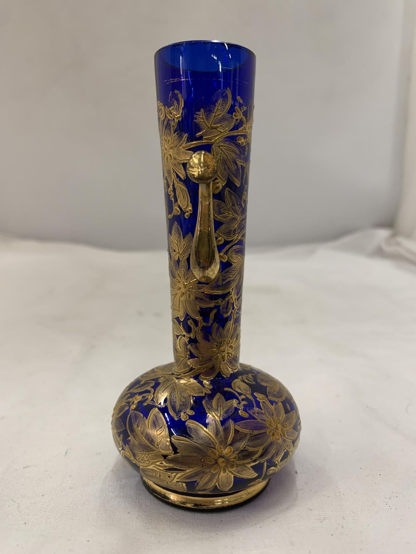 A STOURBRIDGE, BLUE GILT GLASS VASE, HEIGHT 12CM - Image 3 of 7