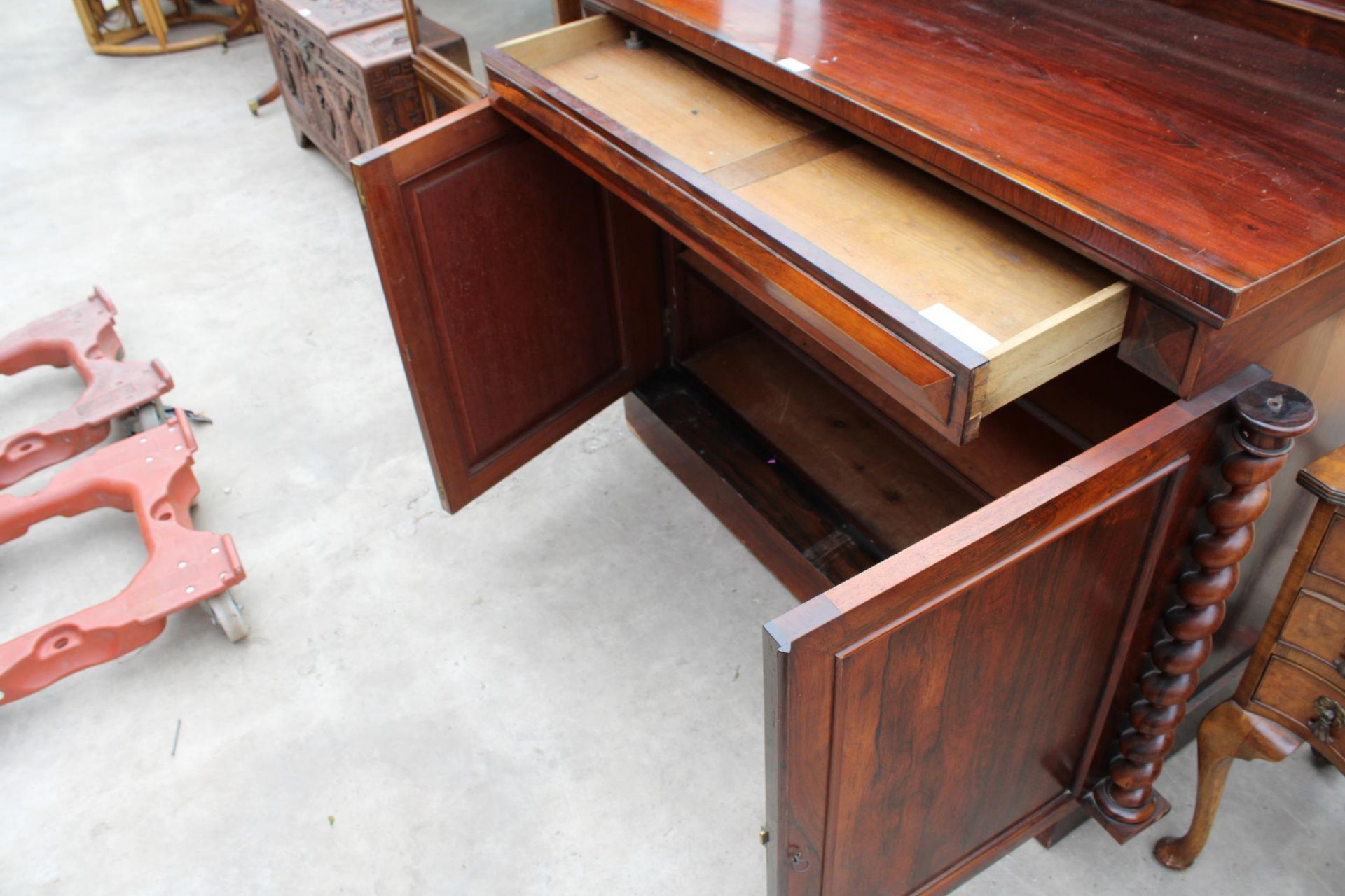 A VICTORIAN ROSEWOOD CHIFFONIER ENCLOSING TWO CUPBOARDS WITH BARLEY-TWIST COLUMNS, FRIEZE DRAWER AND - Image 5 of 5