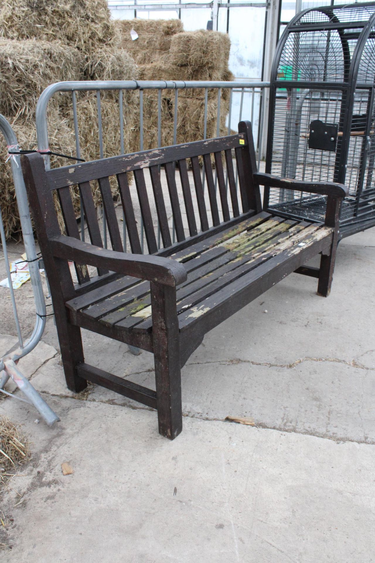 A THREE SEATER WOODEN GARDEN BENCH - Image 2 of 2