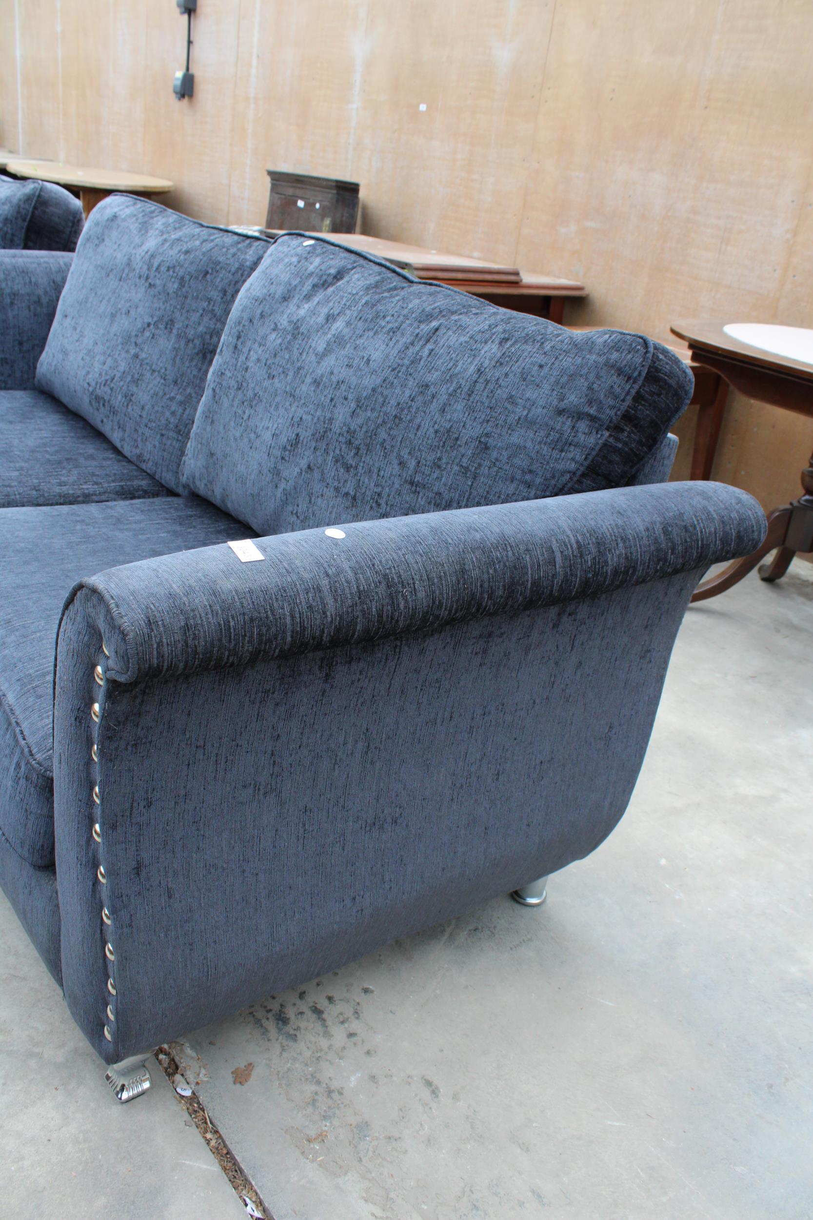 A MODERN SLATE GREY THREE SEATER SETTEE WITH POLISHED CHROME BUTTONED ARMS AND LEGS - Image 4 of 4