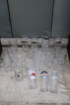 AN ASSORTMENT OF VARIOUS PUB GLASSES TO INCLUDE BRANDED PINT POTS