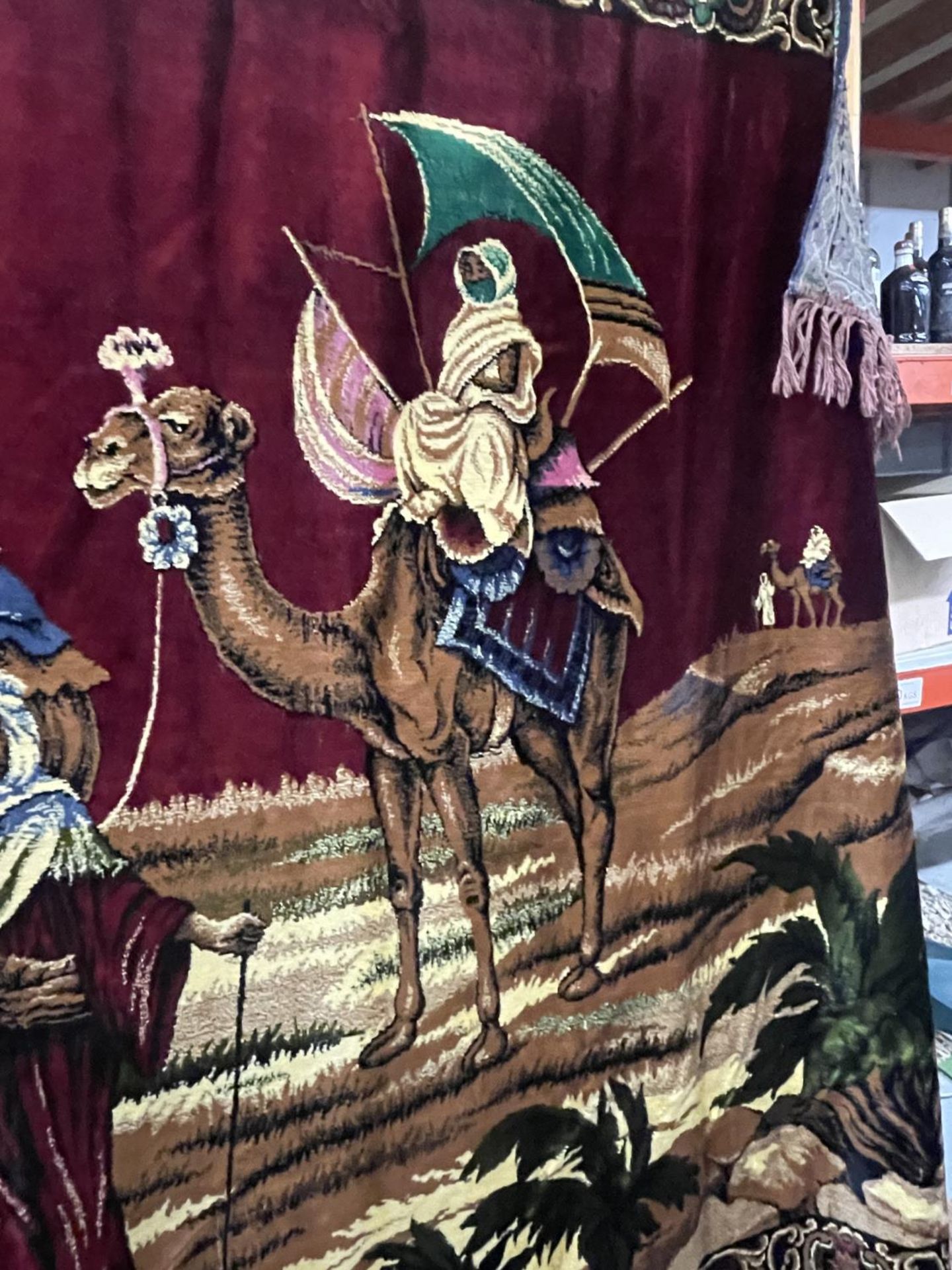 A LARGE HANDWOVEN ANTIQUE WALL TAPESTRY RUG/THROW OF AN ARABIAN SCENE 72" X 46" - Bild 10 aus 10