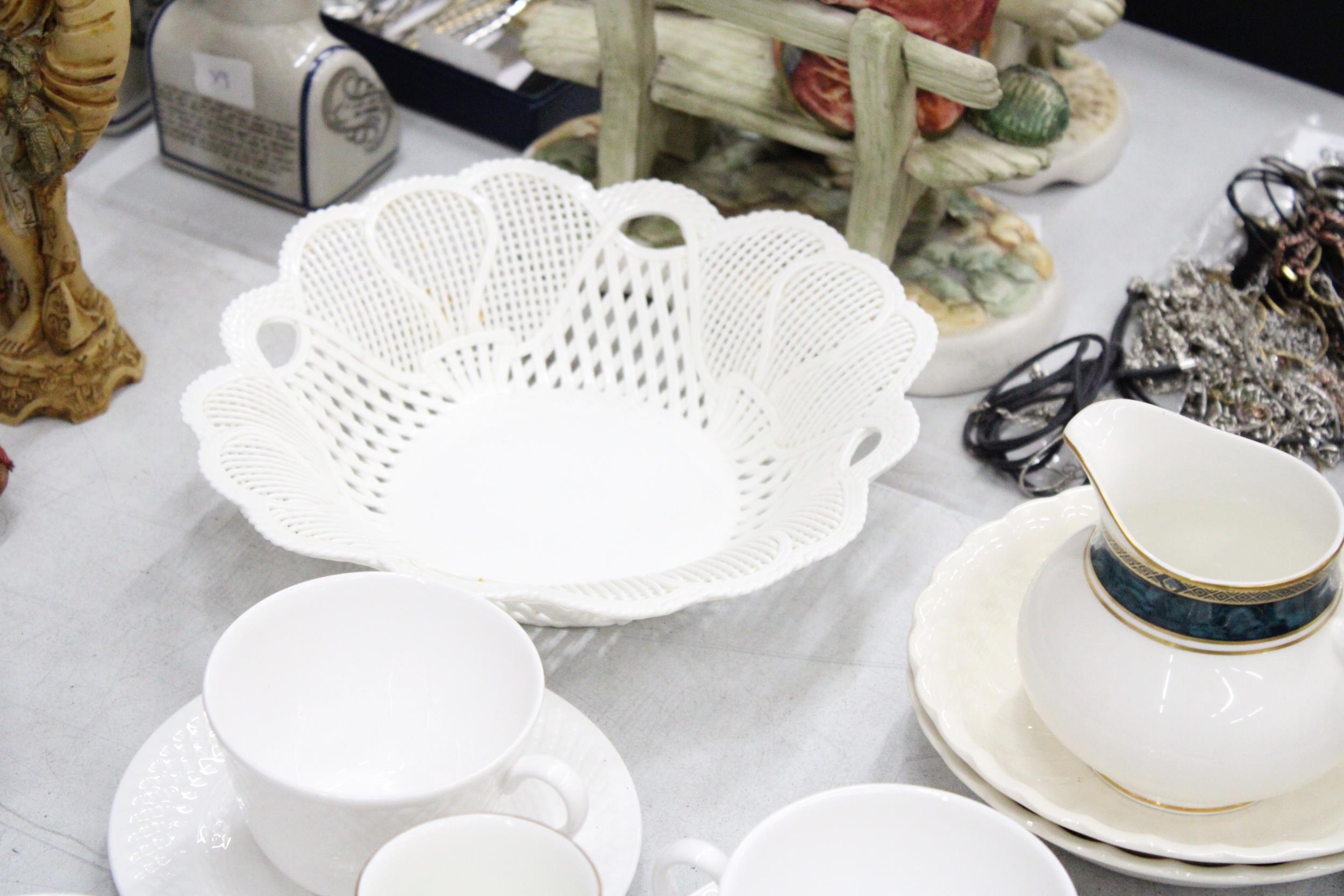 A MIXED LOT OF CUPS AND SAUCERS, JUG AND BOWLS TO INCLUDE ROYAL DOULTON "BILTMORE" AND SPODE WARE - Image 5 of 6