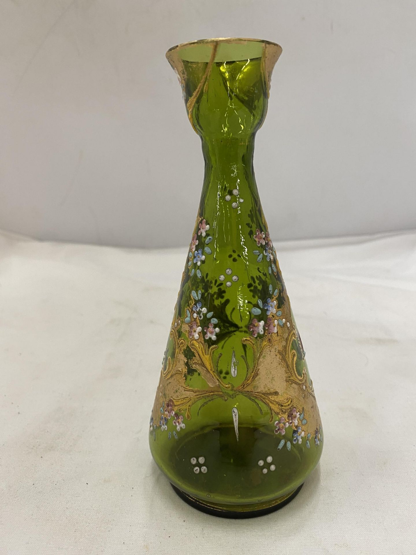 A GREEN STOURBRIDGE GILT GLASS VASE - Image 4 of 6