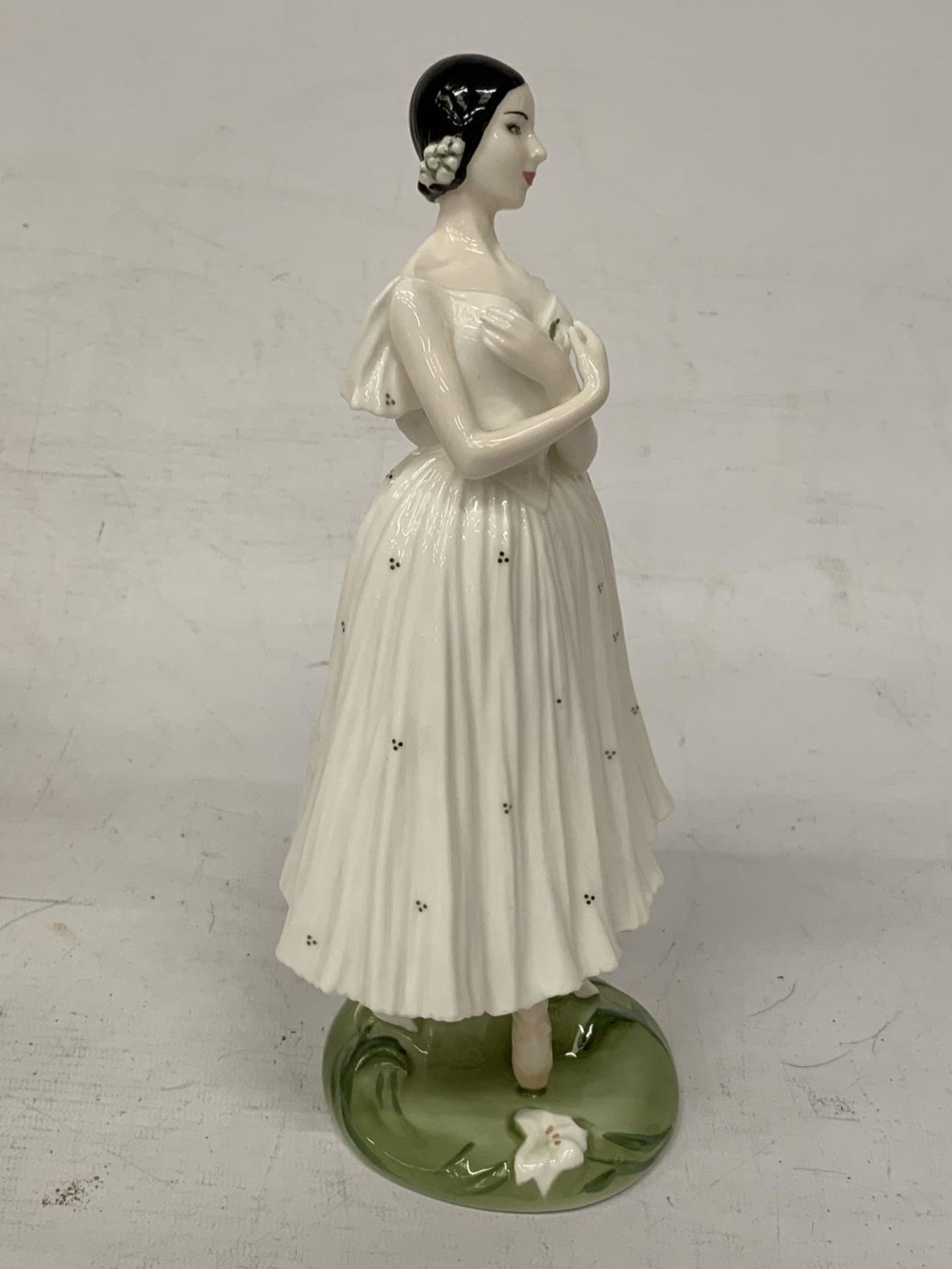 A COALPORT FIGURINE "DAME ALICE MARKOVA" IN THE ROYAL ACADEMY OF DANCING COLLECTION LIMITED - Image 4 of 5