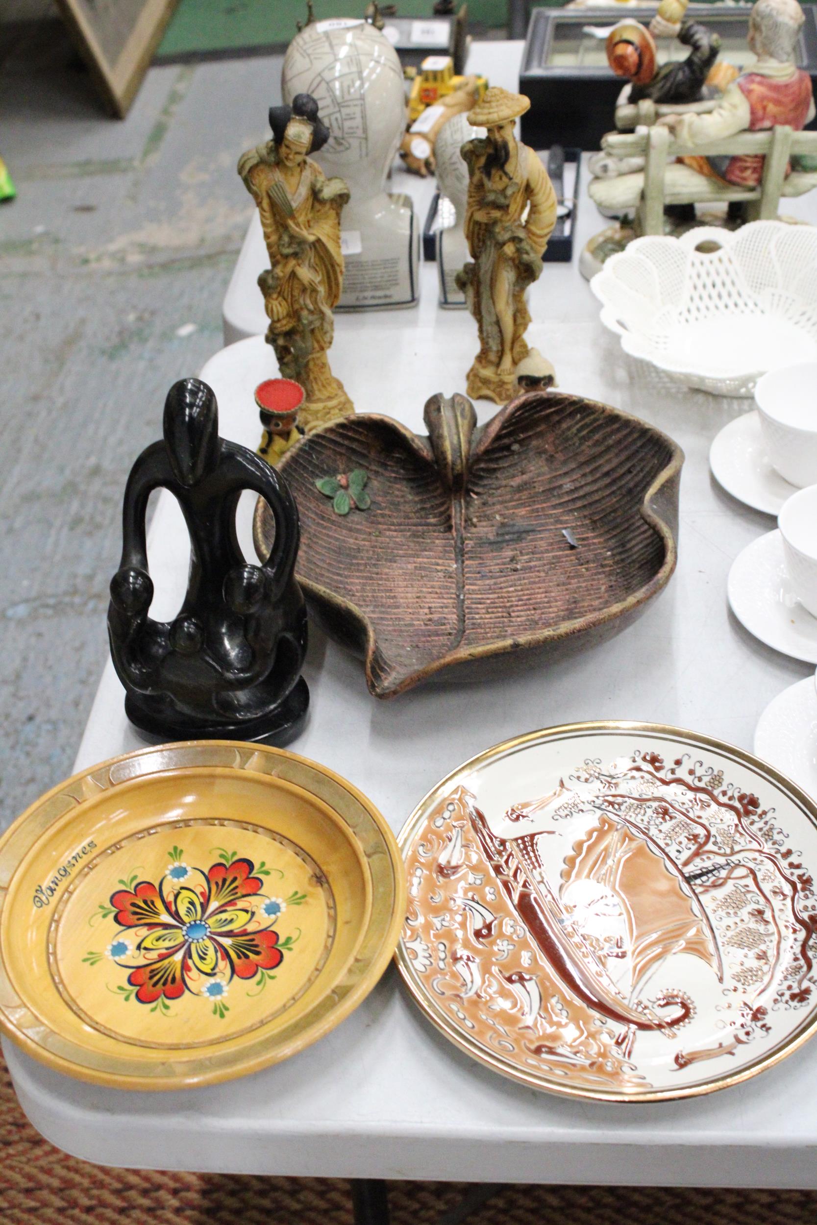 A MIXED LOT TO INCLUDE A PAIR OF VINTAGE HAND DECORATED CHINESE ORIENTAL STATUES PLUS A ONYX AFRICAN