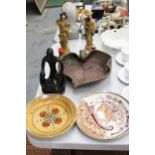 A MIXED LOT TO INCLUDE A PAIR OF VINTAGE HAND DECORATED CHINESE ORIENTAL STATUES PLUS A ONYX AFRICAN