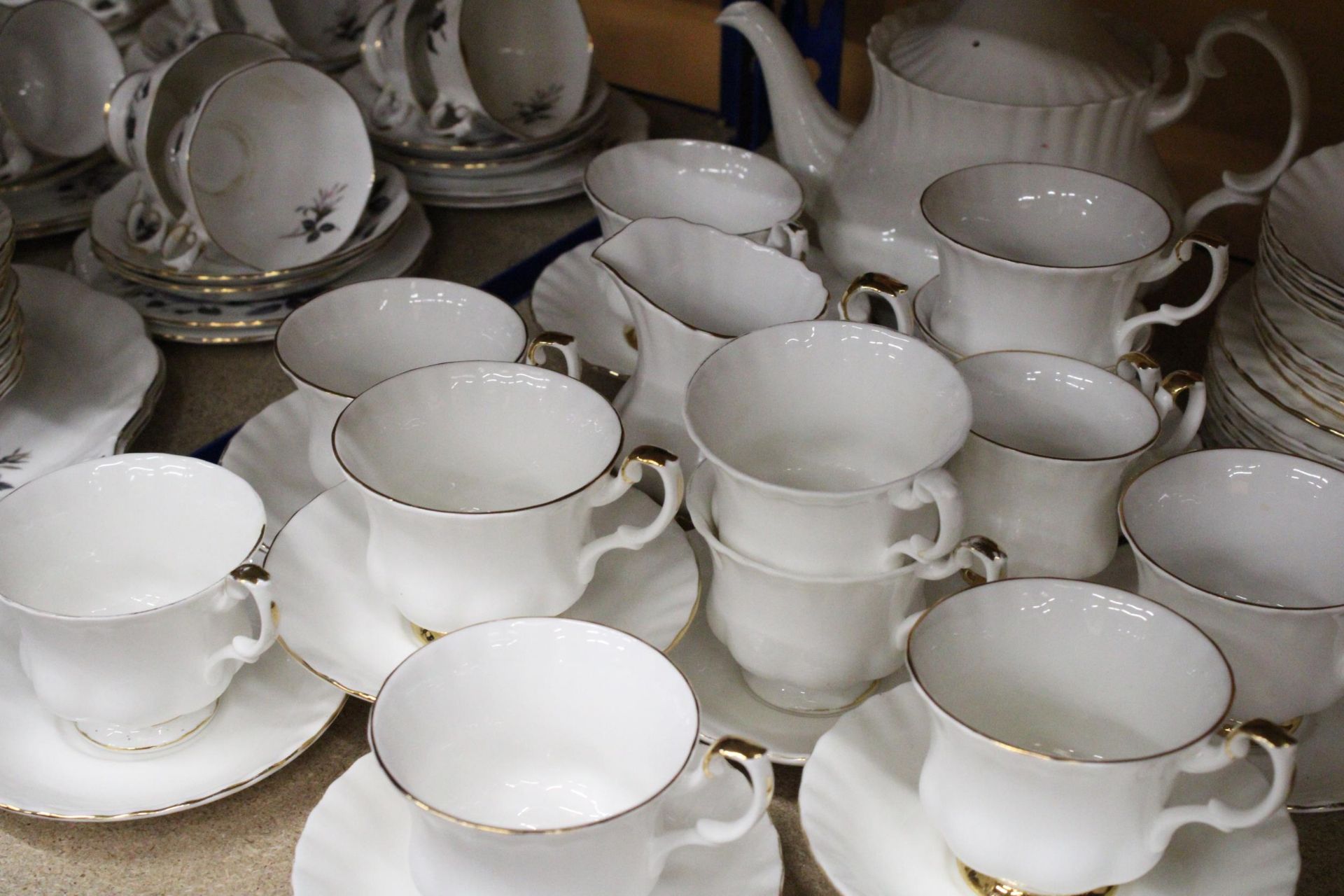 A ROYAL ALBERT "VAL DOR" EMPIRE WHITE, GOLD DECOR TEA SET TO INCLUDE CUPS, SAUCERS, SIDEPLATES, - Image 4 of 6