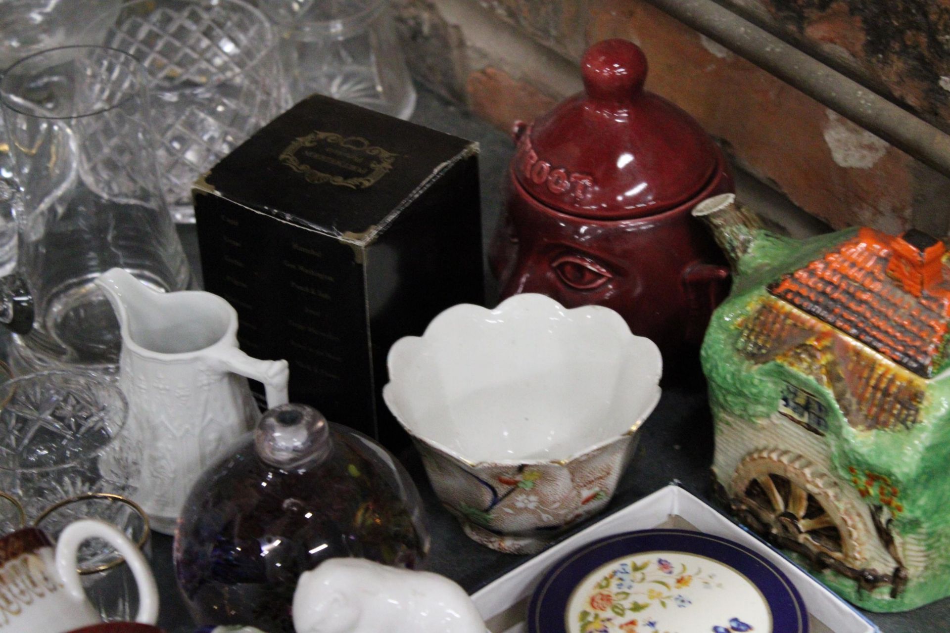 A MIXED LOT OF COLLECTABLES TO INCLUDE WEDGEWOOD, PORTMEIRION, AYNSLEY ETC - Image 5 of 5