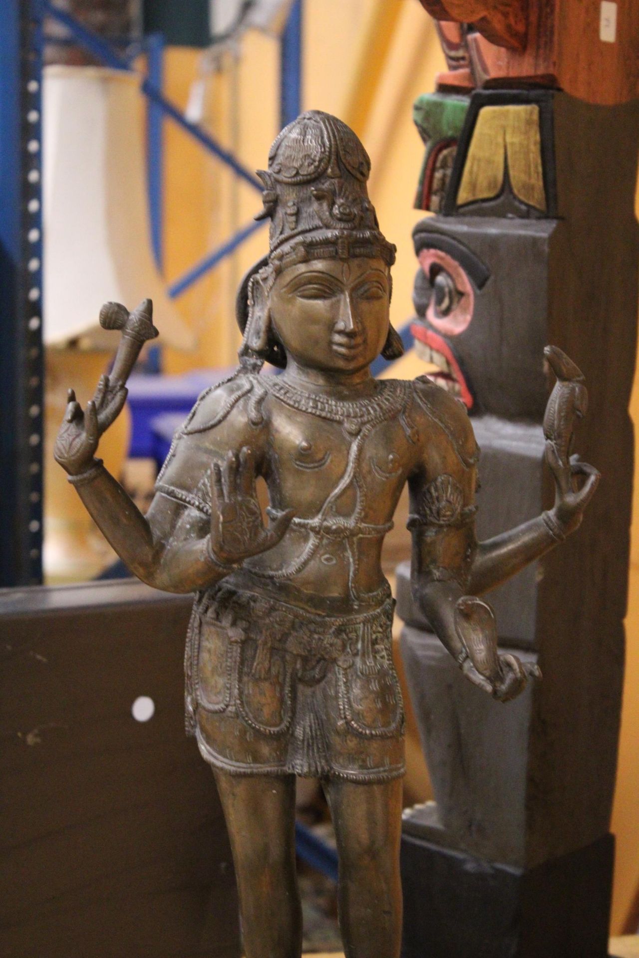 A LARGE SINO-TIBETAN BRONZE FIGURE OF AVALOKITESVARA WITH FOUR EXTENDING ARMS RAISED ON A LOBED - Image 2 of 5