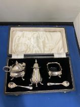 A HALLMARKED BIRMINGHAM SILVER ELKINGTON CRUET SET COMPLETE WITH BLUE GLASS LINERS TO INC;YDE A