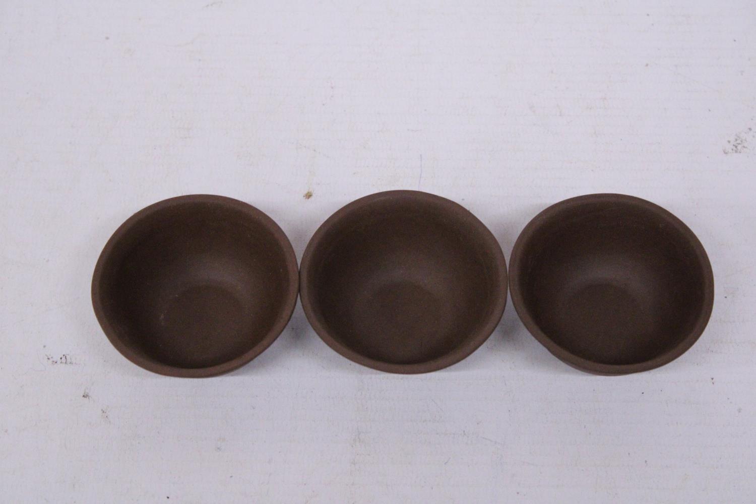 A SET OF THREE CHINESE YIXING STYLE CLAY TEA BOWLS, DIAMETER 6CM