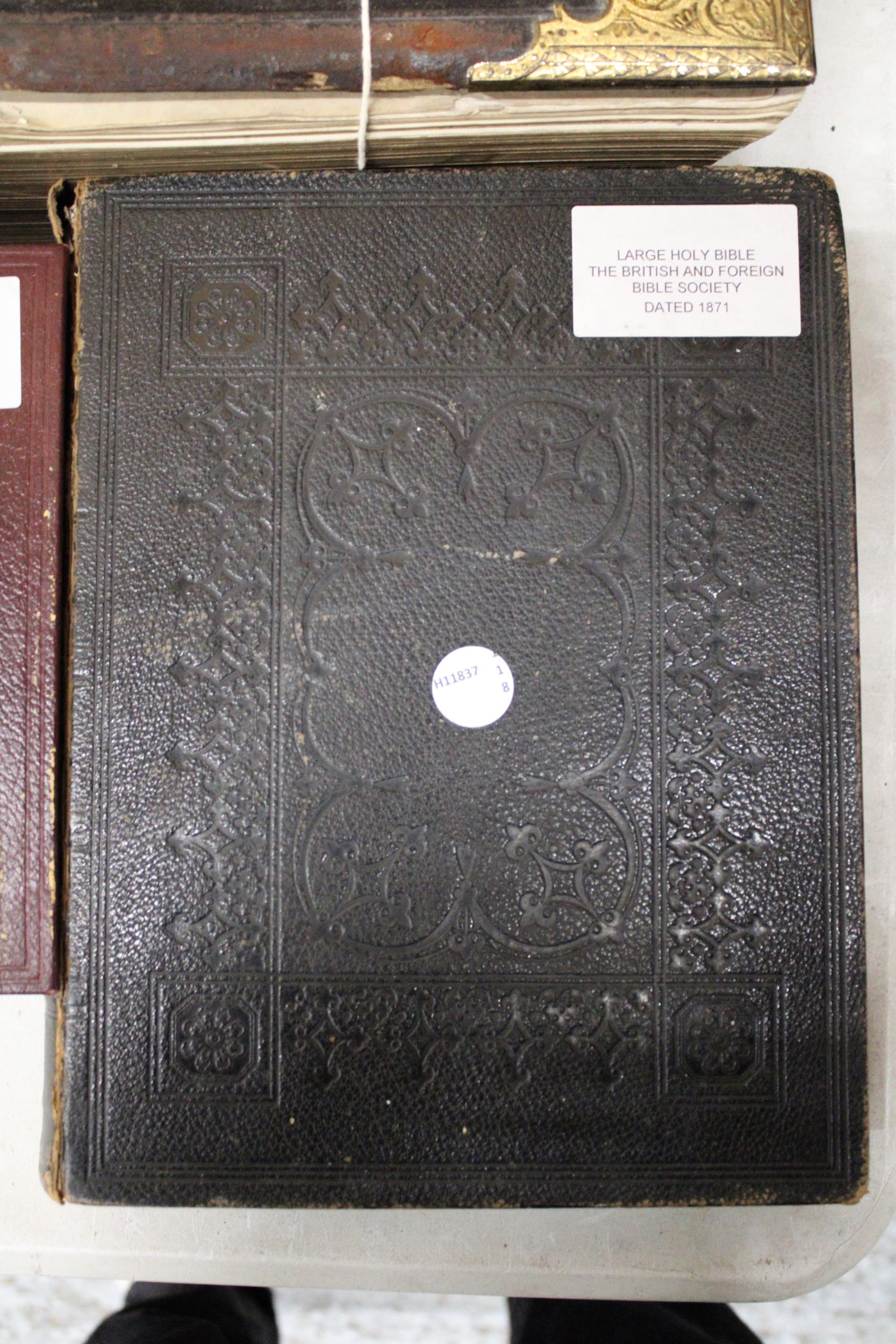 THREE ANTIQUARIAN BIBLES TO INCLUDE, HOLY BIBLE, WITH MATTHEW HENRY'S COMMENTARIES, JOHN G - Image 5 of 6