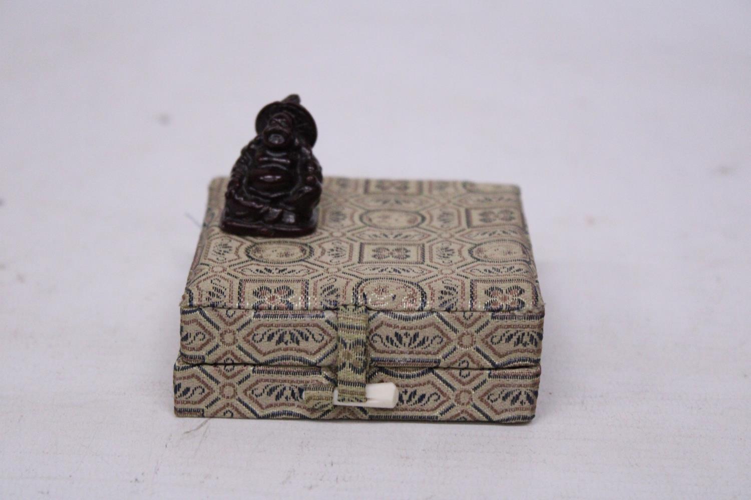A BOXED BRONZE MEDAL "GREAT WALL OF CHINA" WITH A MINIATURE BUDDAH - Bild 5 aus 5