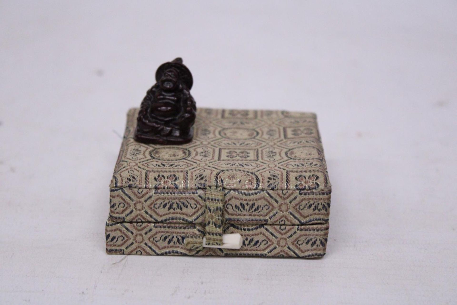 A BOXED BRONZE MEDAL "GREAT WALL OF CHINA" WITH A MINIATURE BUDDAH - Image 5 of 5