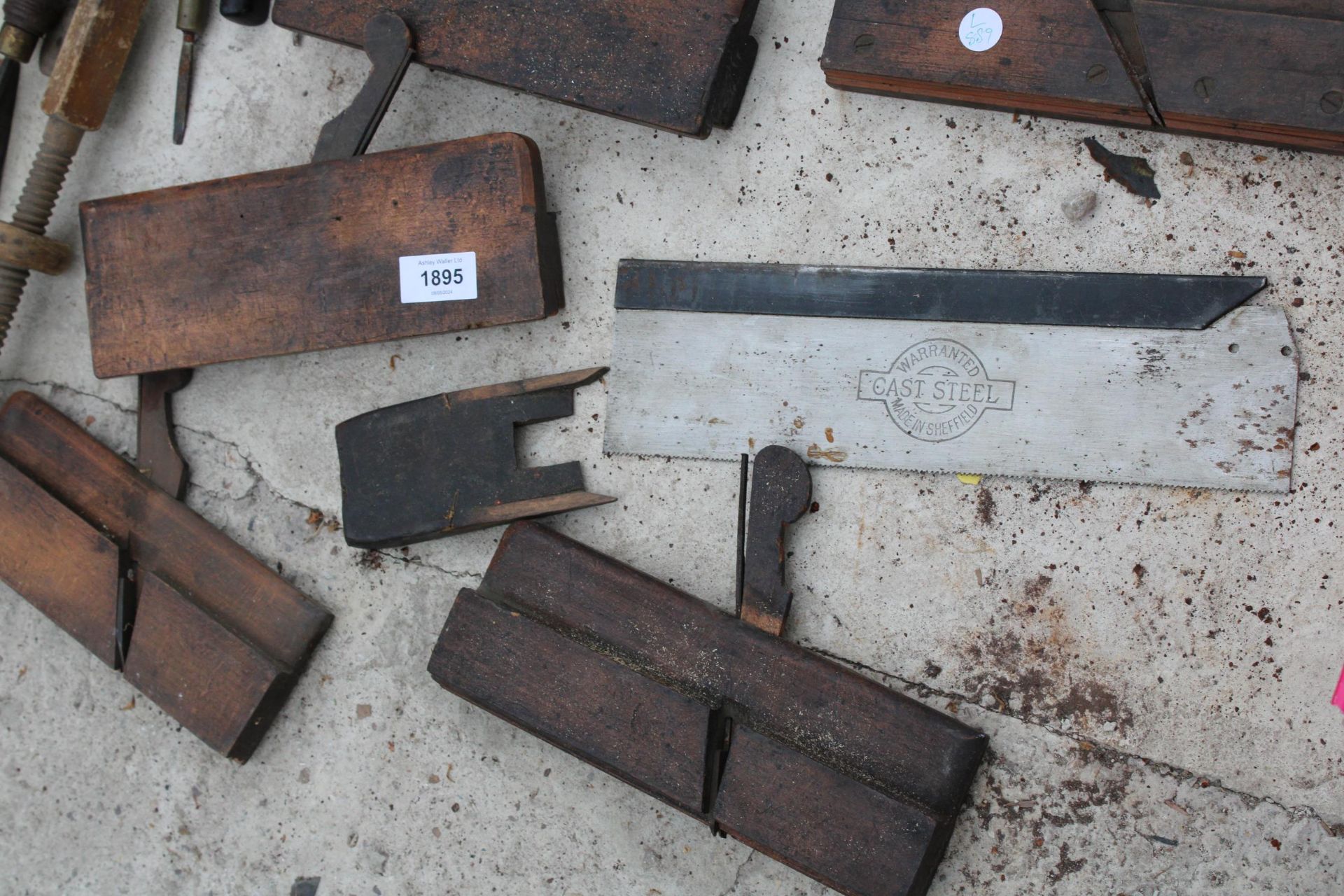 AN ASSORTMENT OF VINTAGE WOOD PLANES AND WOOD WORKING TOOLS ETC - Image 4 of 4