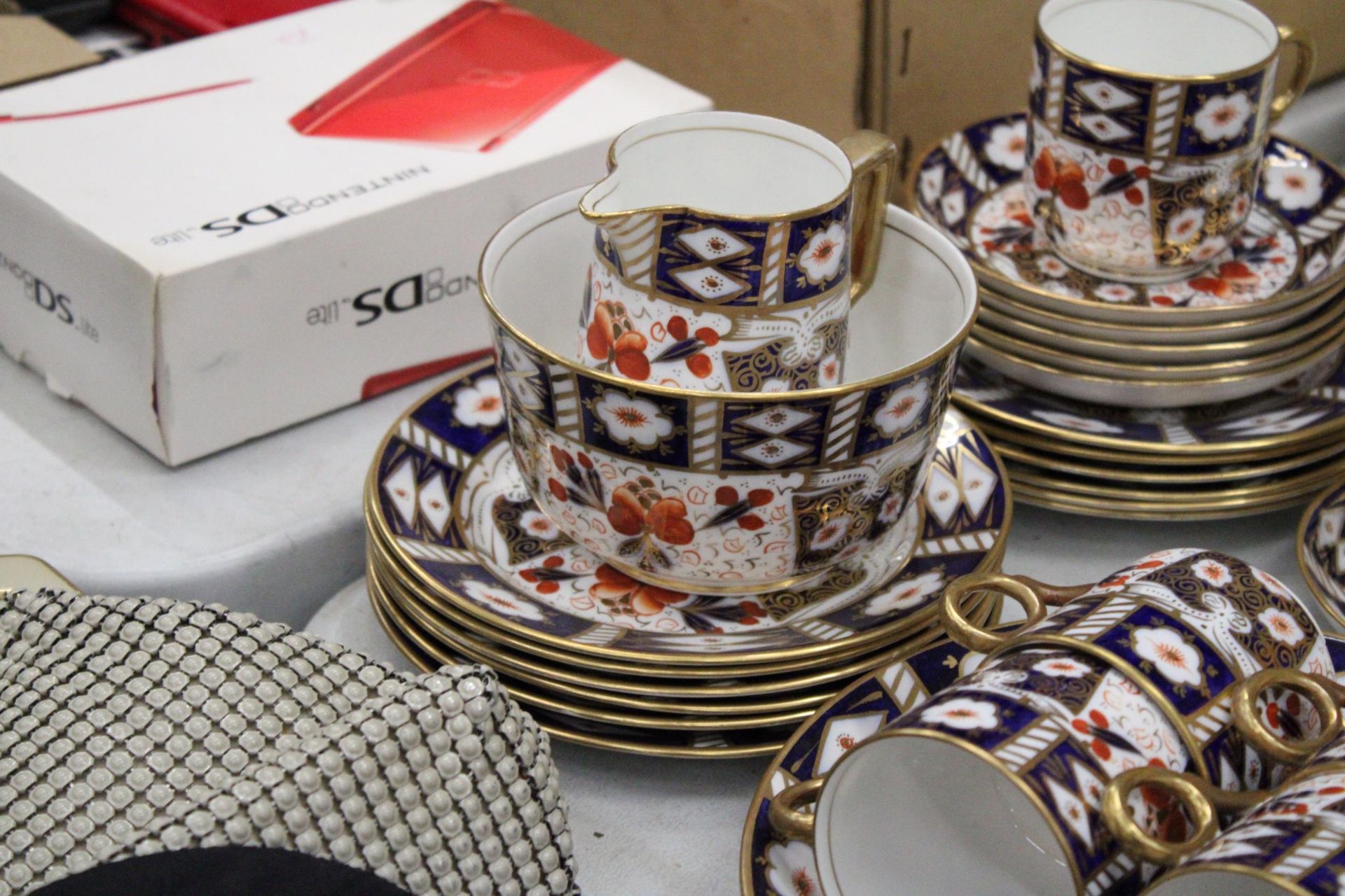 A LARGE QUANTITY OF VINTAGE 'IMARI' PATTERNED TEAWARE TO INCLUDE A SUGAR BOWL, CREAM JUG, CUPS, - Image 6 of 6