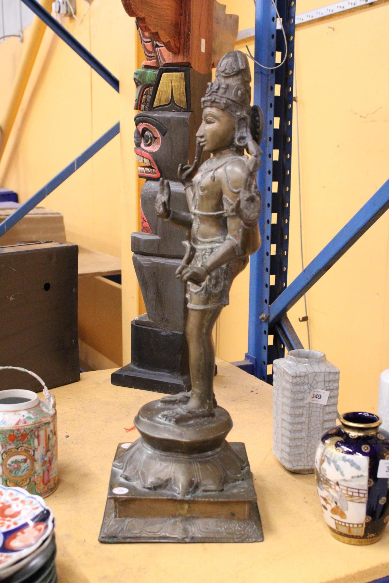 A LARGE SINO-TIBETAN BRONZE FIGURE OF AVALOKITESVARA WITH FOUR EXTENDING ARMS RAISED ON A LOBED - Image 5 of 5