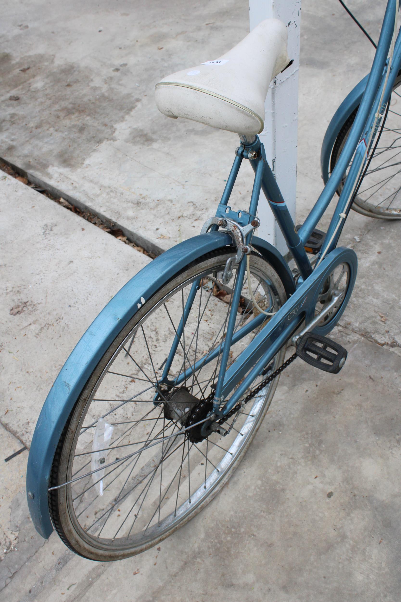 A VINTAGE LADIES RALEIGH SHOPPER BIKE - Image 2 of 3