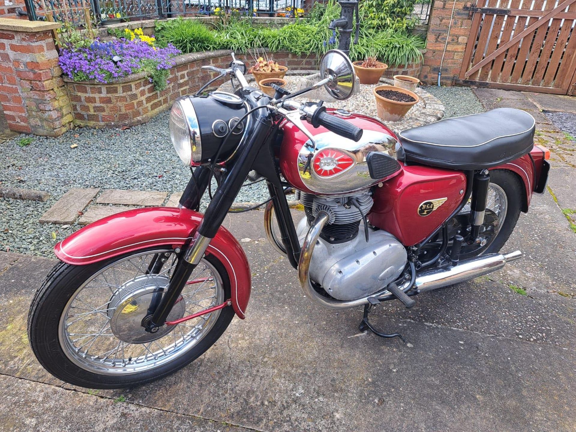 A 1964 BSA 500 TWIN MOTORCYCLE - ON A V5C, VENDOR STATES GOOD STARTER AND RUNNER, FROM A PRIVATE - Image 2 of 4