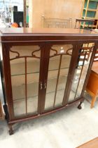 AN EARLY 20TH CENTURY MAHOGANY CHINA CABINET ON CABRIOLE LEGS WITH BALL AND CLAW FEET, 46" WIDE