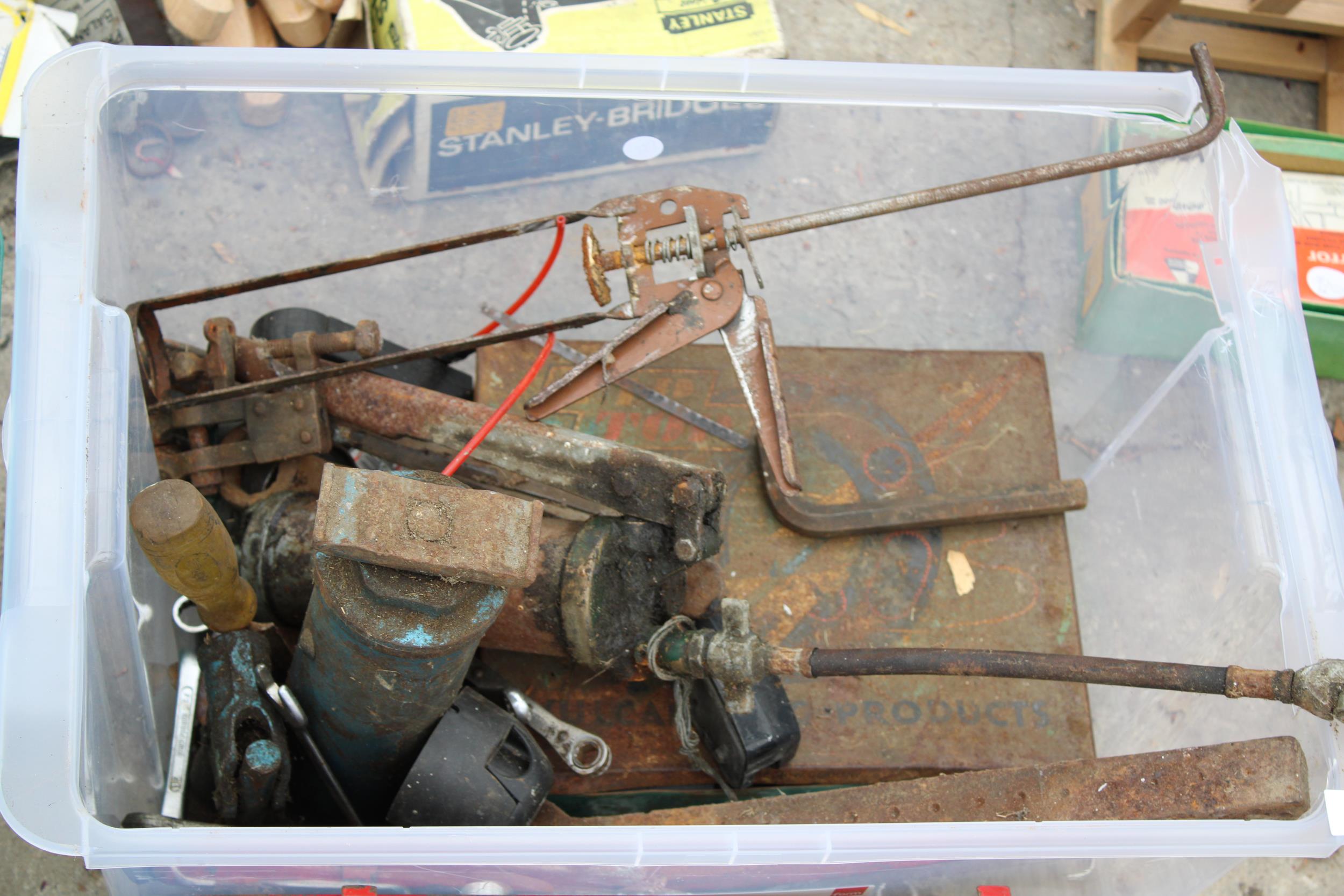 AN ASSORTMENT OF TOOLS TO INCLUDE A BENCH GRINDER, A JIGSAW, SOCKET SET AND WOOD PLANES ETC - Bild 4 aus 5