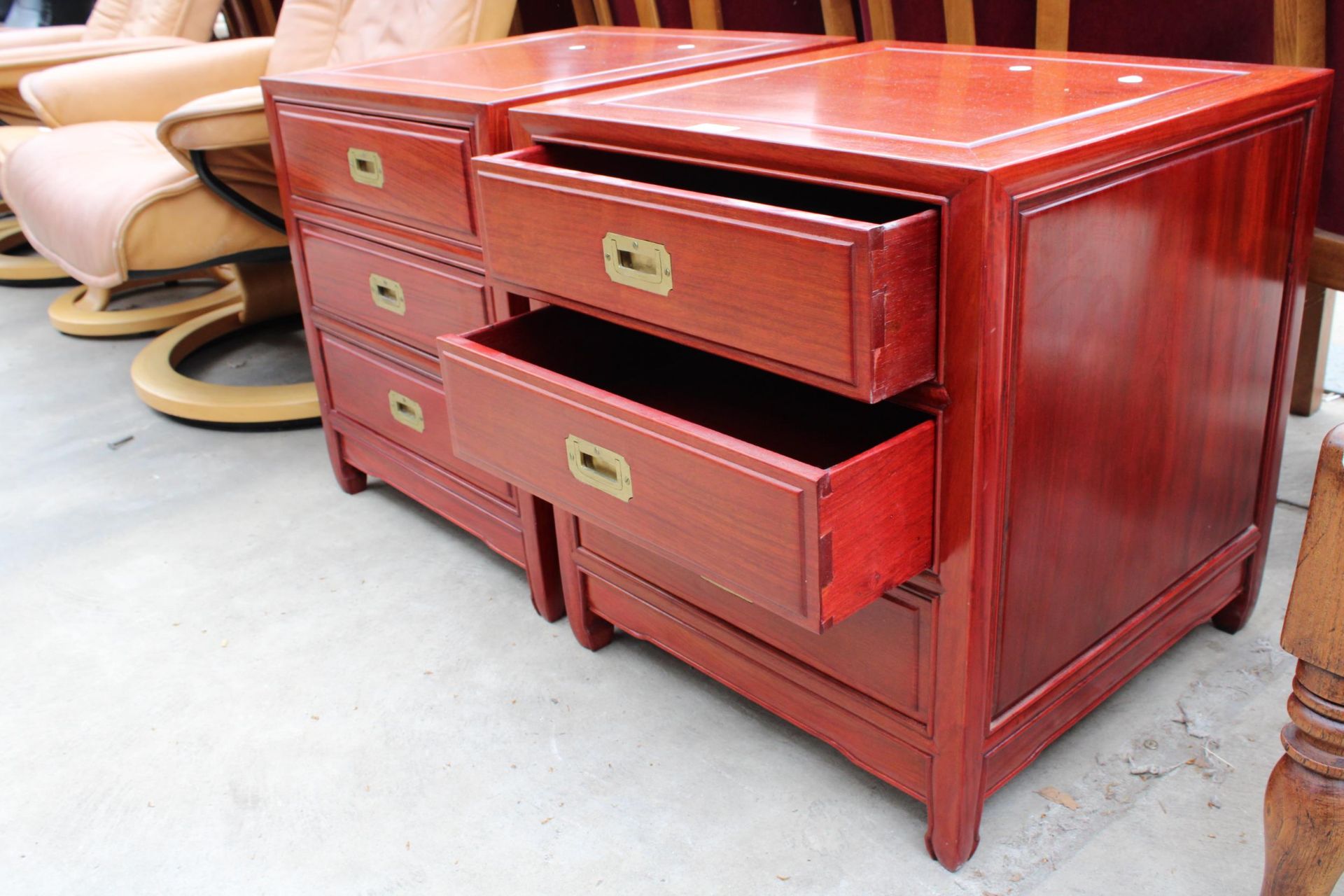A PAIR OF MODERN HARDWOOD BEDSIDE CHESTS WITH THREE DRAWERS AND BRASS CAMPAIGN STYLE HANDLES - Image 2 of 3