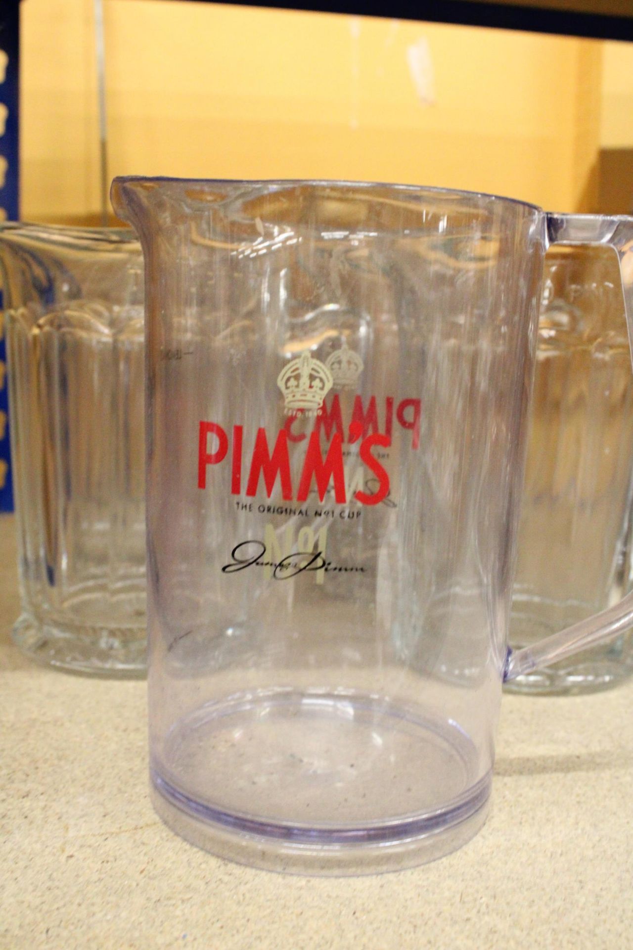 FIVE CHUNKY GLASS TWO PINT BEER JUGS, ONE FOUR PINT PLUS ONE PIMMS - Bild 2 aus 4