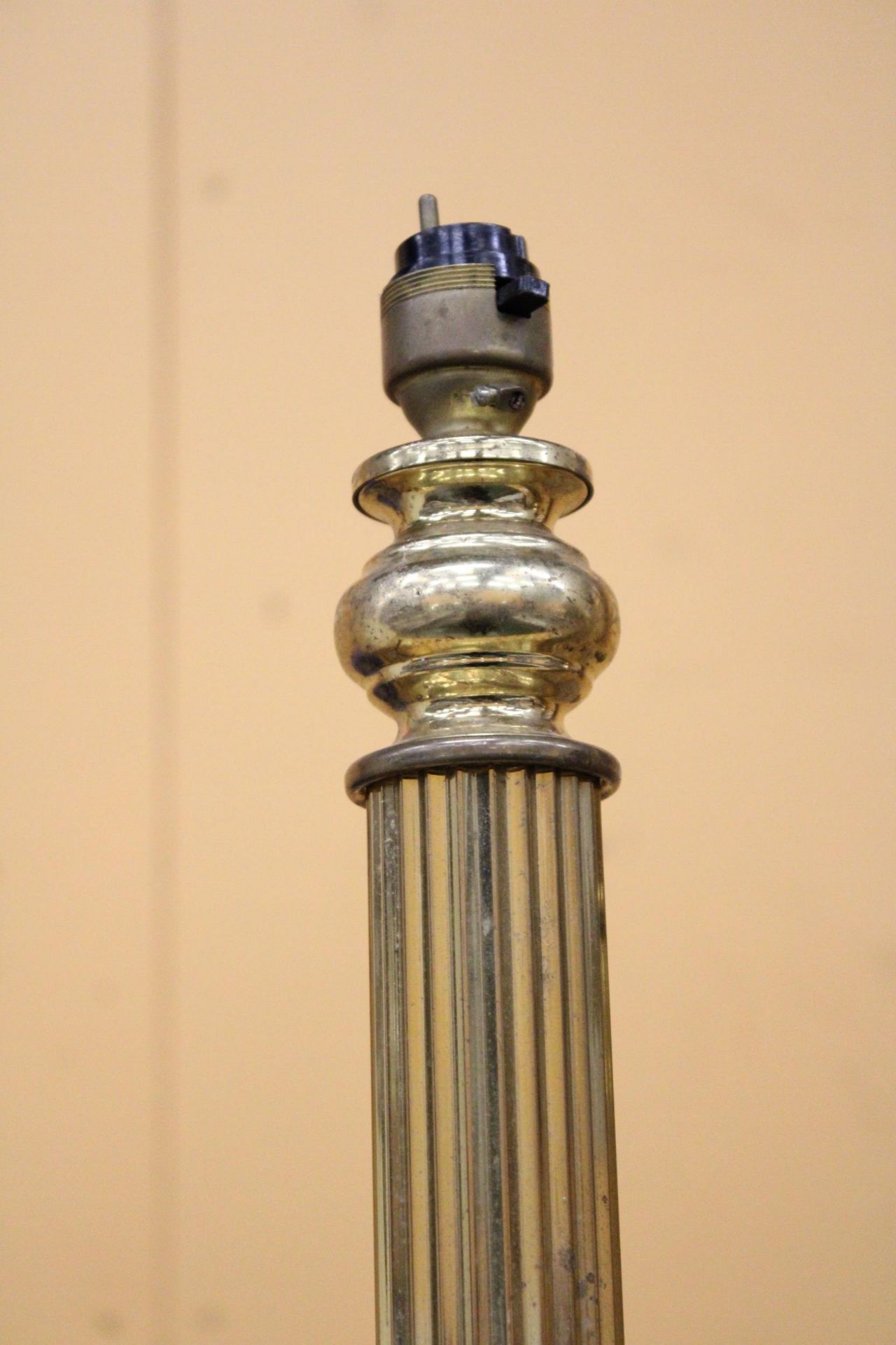 A PAIR OF HEAVY BRASS PEDESTAL ELECTRIC CANDLE STICKS LAMPS - APPROXIMATELY 47CM HIGH - Bild 2 aus 4