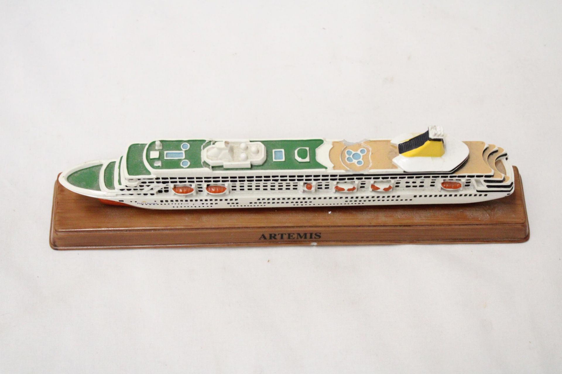 A HEAVY SOLID OCEAN LINER ON WOODEN STAND (ARTEMIS), LENGTH 26CM, HEIGHT 6CM - Image 5 of 5