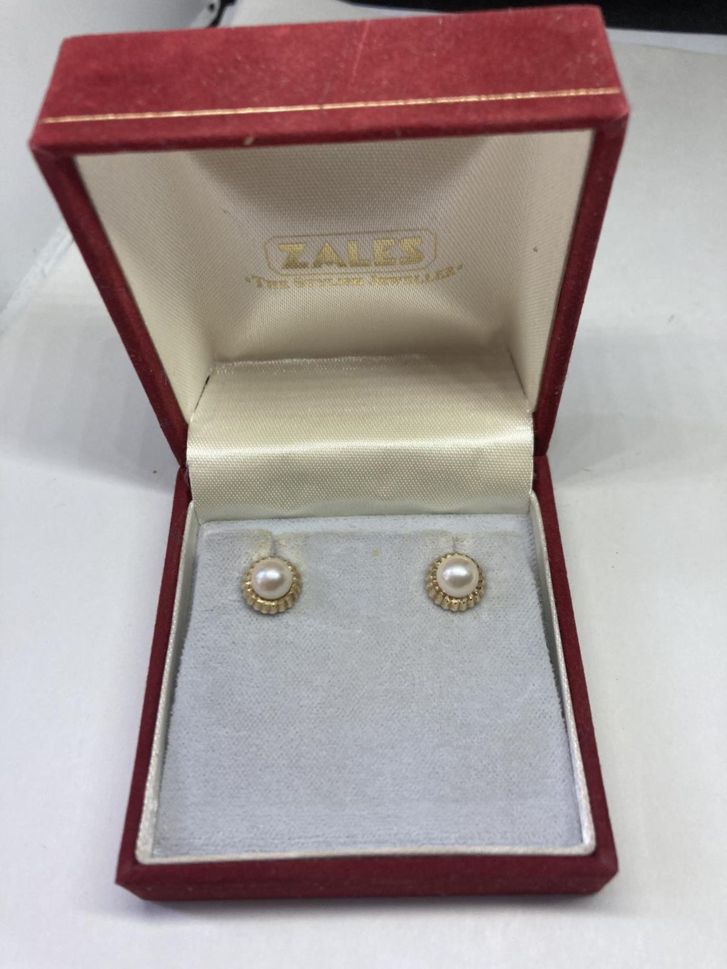 A PAIR OF 9 CARAT GOLD AND PEARL EARRINGS IN A PRESENTATION BOX