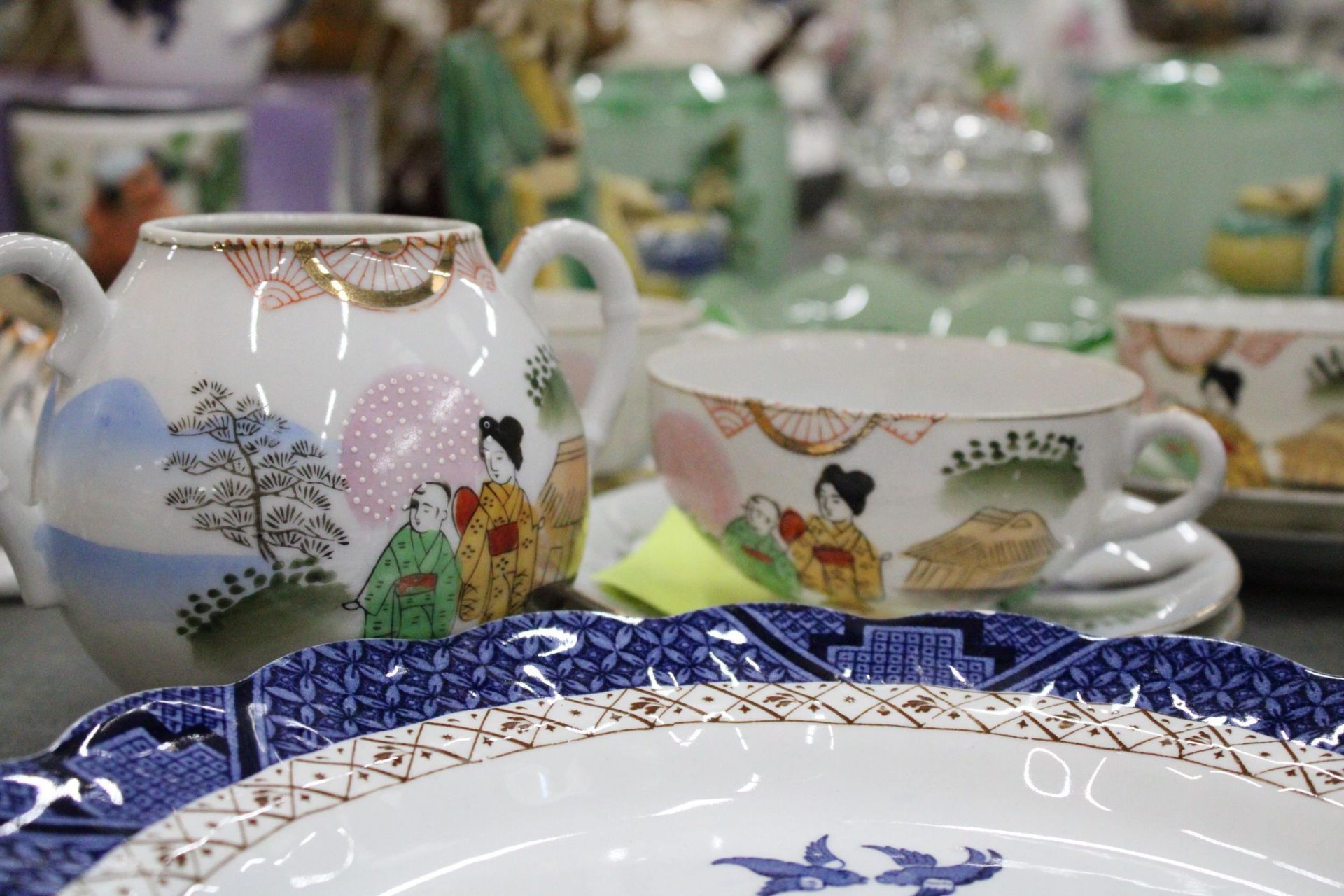 A QUANTITY OF ORIENTAL ITEMS TO INCLUDE, CUPS AND SAUCERS, A SUGAR BOWL, CREAM JUG, PLATES, FIGURES, - Image 2 of 7