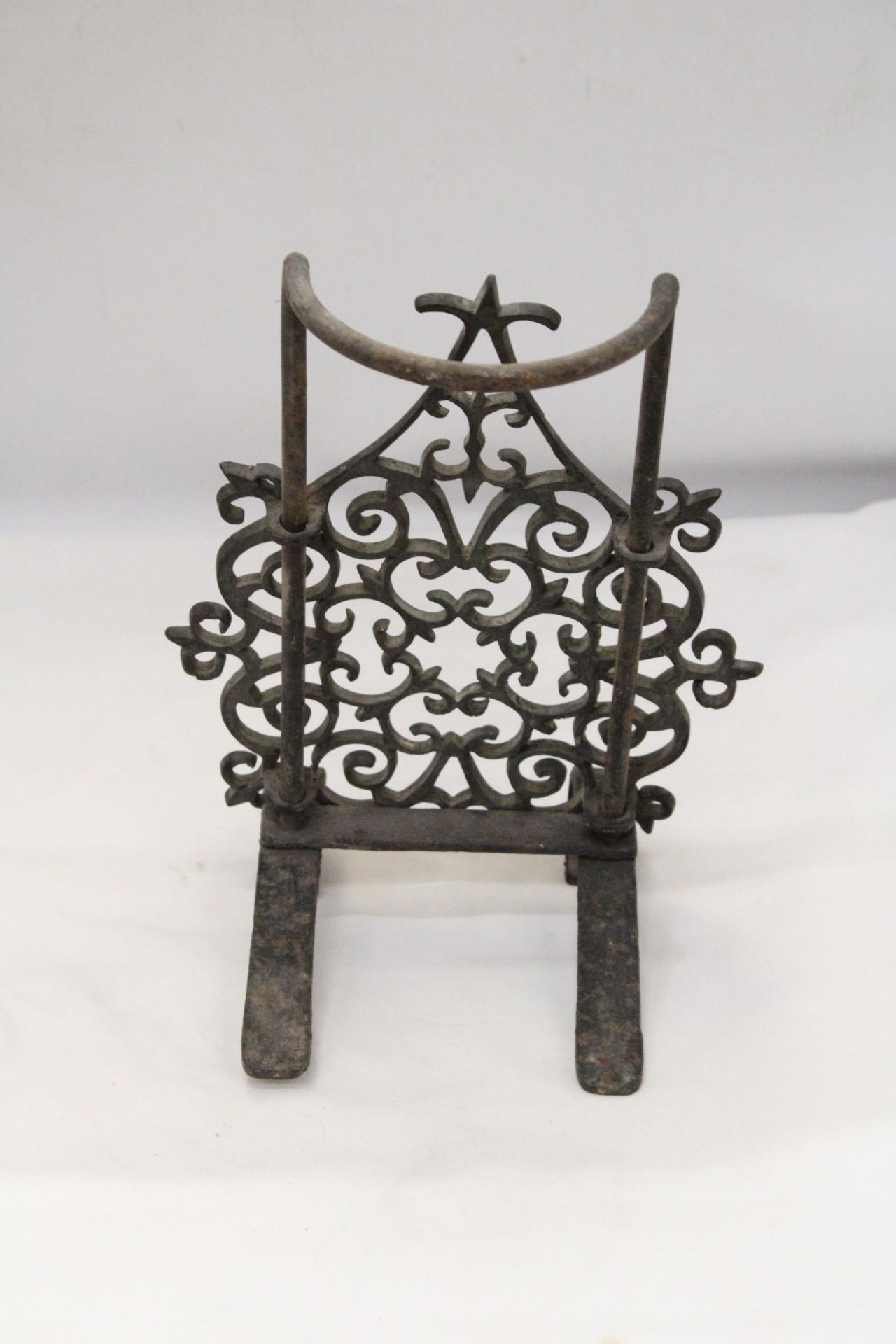 A VINTAGE CAST IRON ADJUSTABLE TRIVET - Image 3 of 4