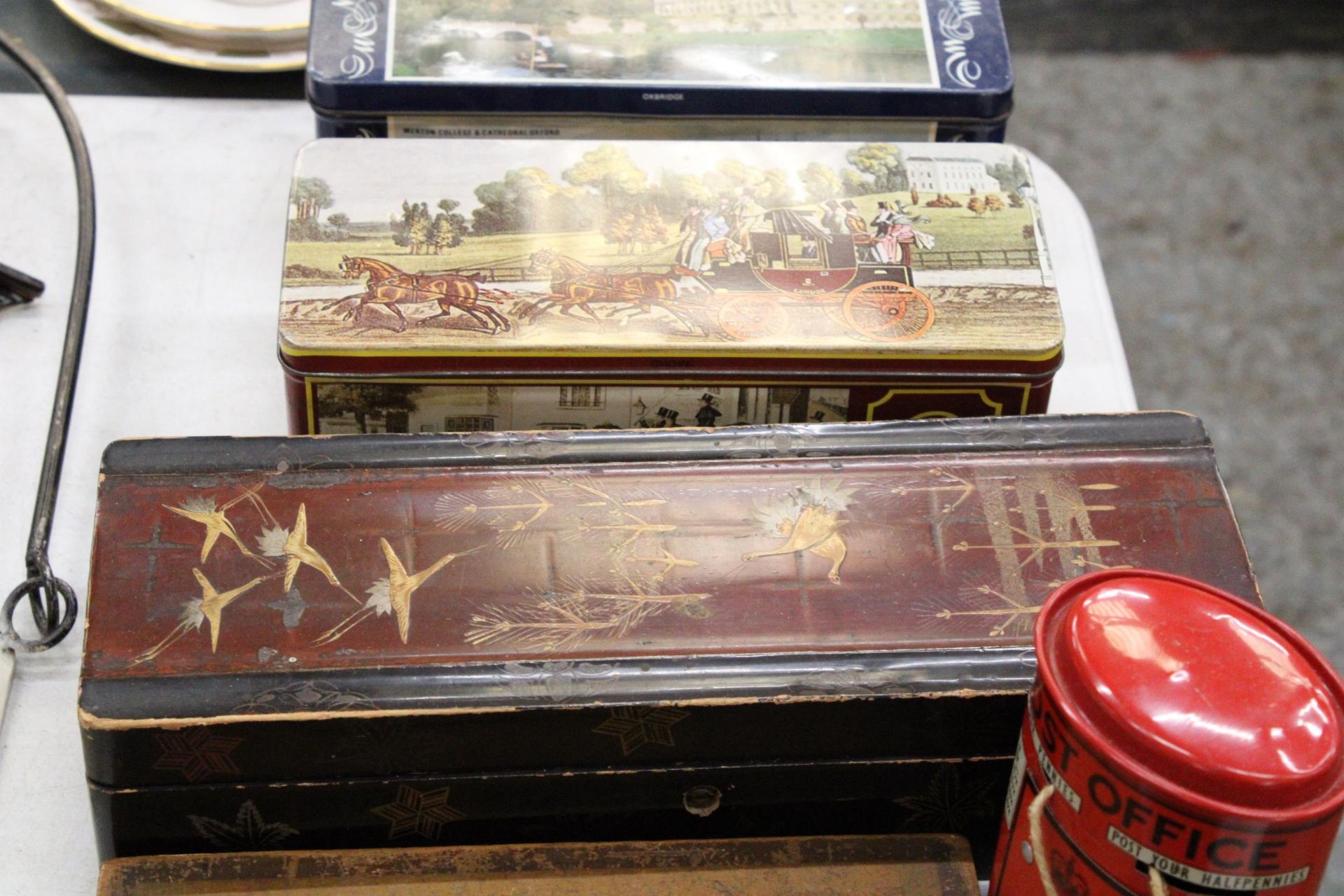 NINE VINTAGE TINS AND BOXES TO INCLUDE A POST BOX MONEY BOX, CASH TIN, PENCIL BOX, GLOVE BOX, ETC - Image 4 of 6