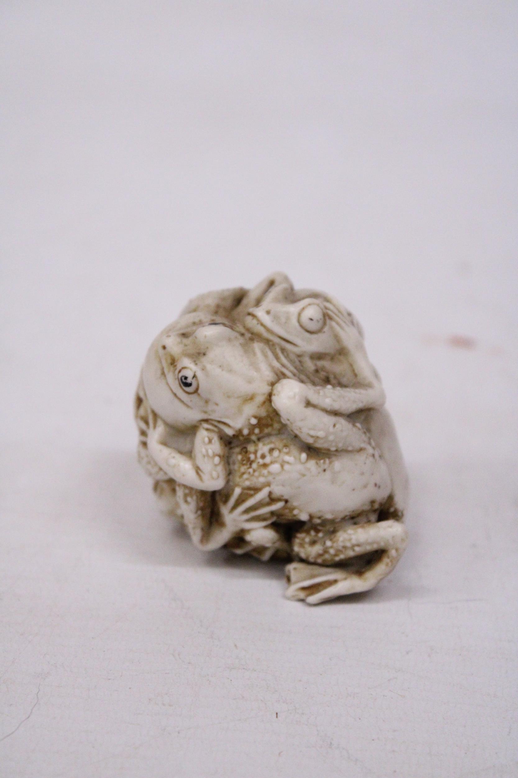 A HAND CARVED ORIENTAL FROG ORNAMENT - Image 4 of 6