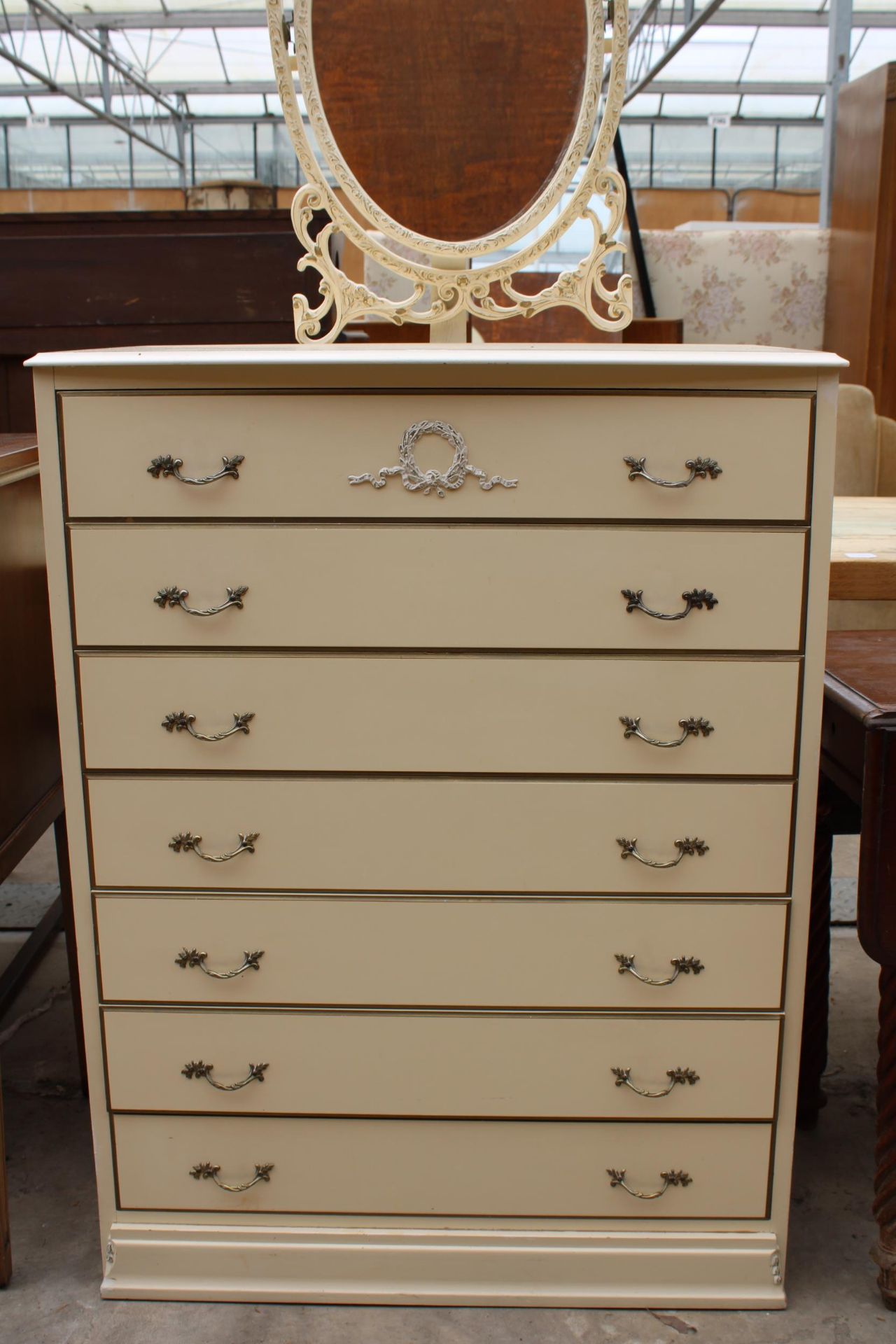 A MODERN CREAM AND GILT DRESSING CHEST WITH SEVEN DRAWERS AND SWING MIRROR, 31" WIDE - Image 4 of 4