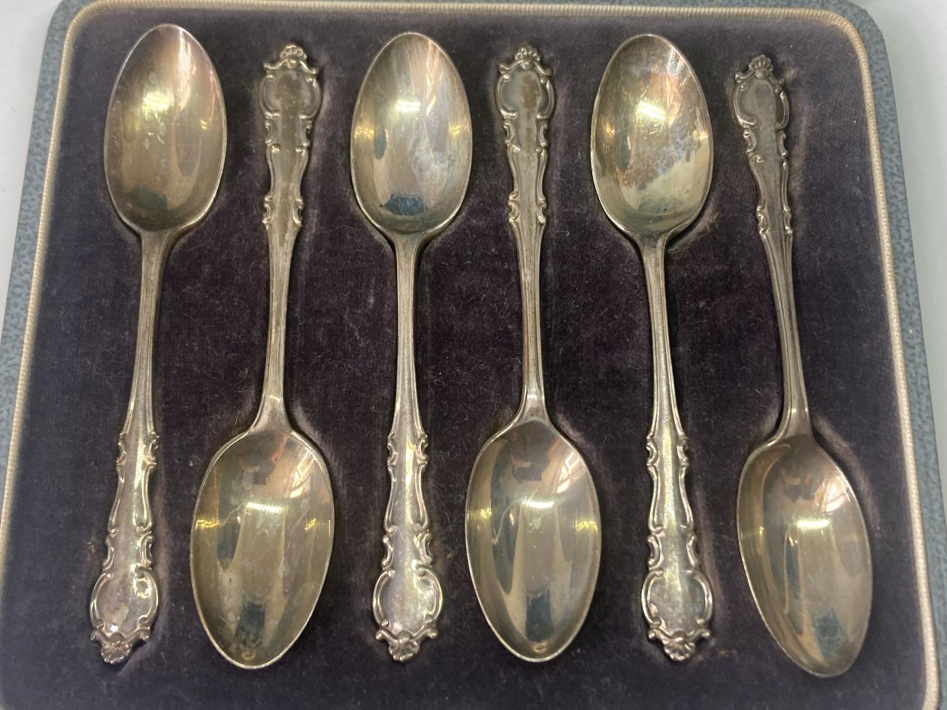 A SET OF SIX HALLMARKED LONDON TEASPOONS IN A PRESENTATION BOX - Image 4 of 8