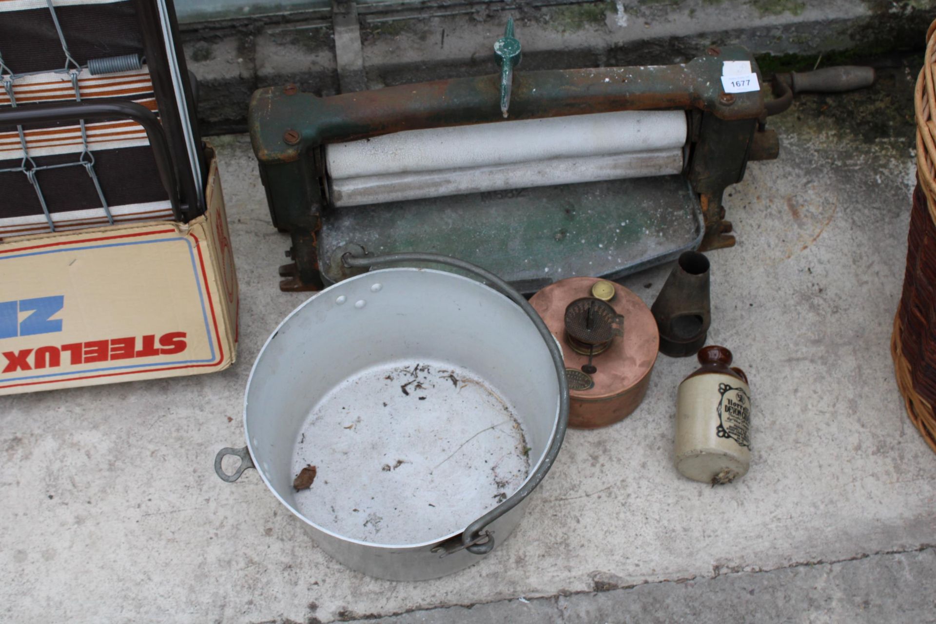 AN ASSORTMENT OF ITEMS TO INCLUDE AN ALLOY JAM PAN AND A COPPER OIL LAMP ETC